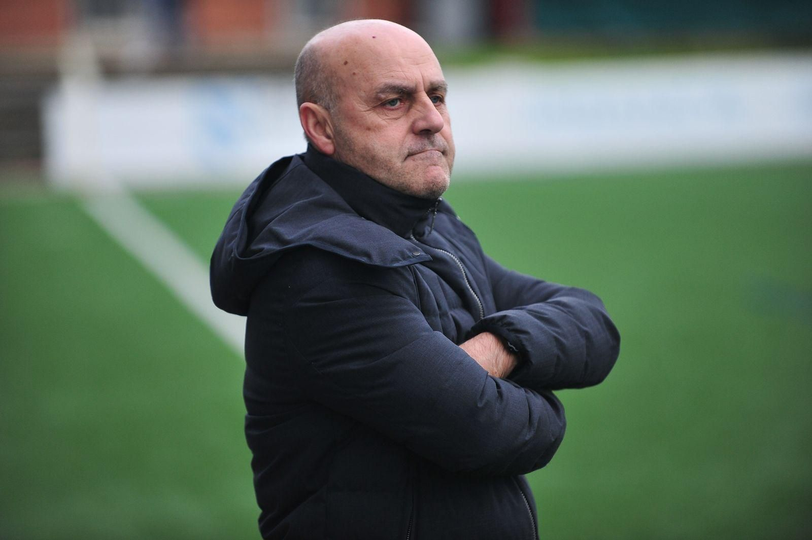 El entrenador del Pabellón CF juvenil, Cándido Gómez, en el campo de Oira (JOSÉ PAZ).