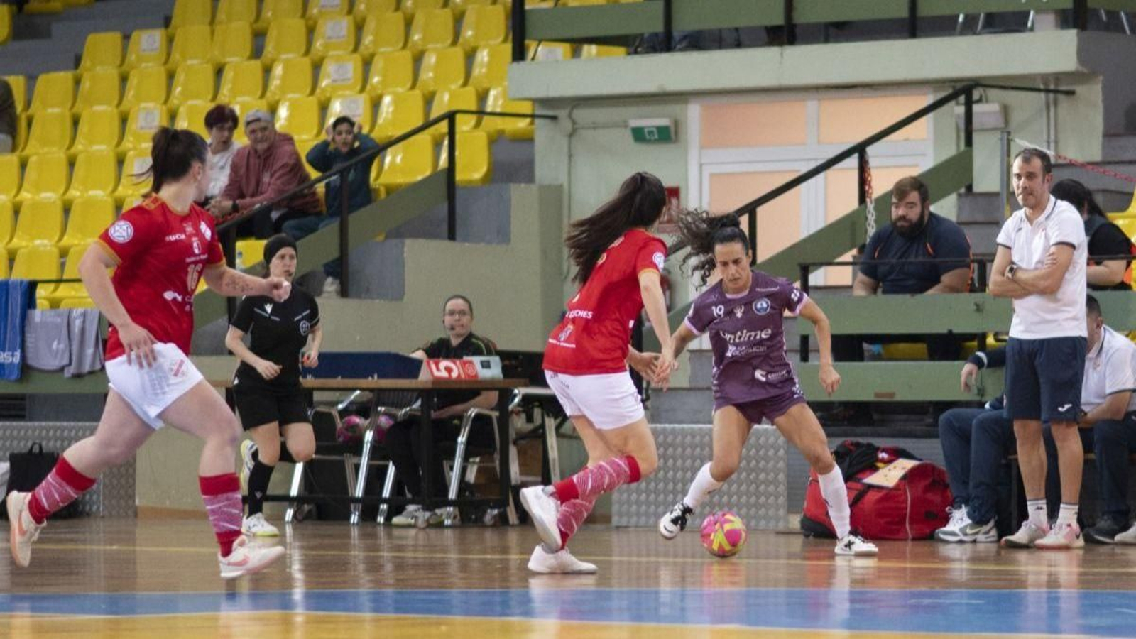 Melli, con la pelota ante una defensora del Chiloeches.