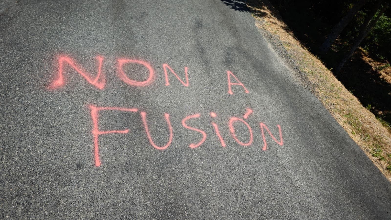 Pintada en el suelo clamando contra la fusión con el Concello de Ribadavia