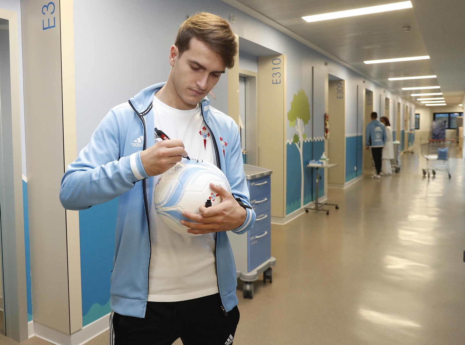 La plantilla del Celta visitó pediatría del Hospital Álvaro Cunqueiro