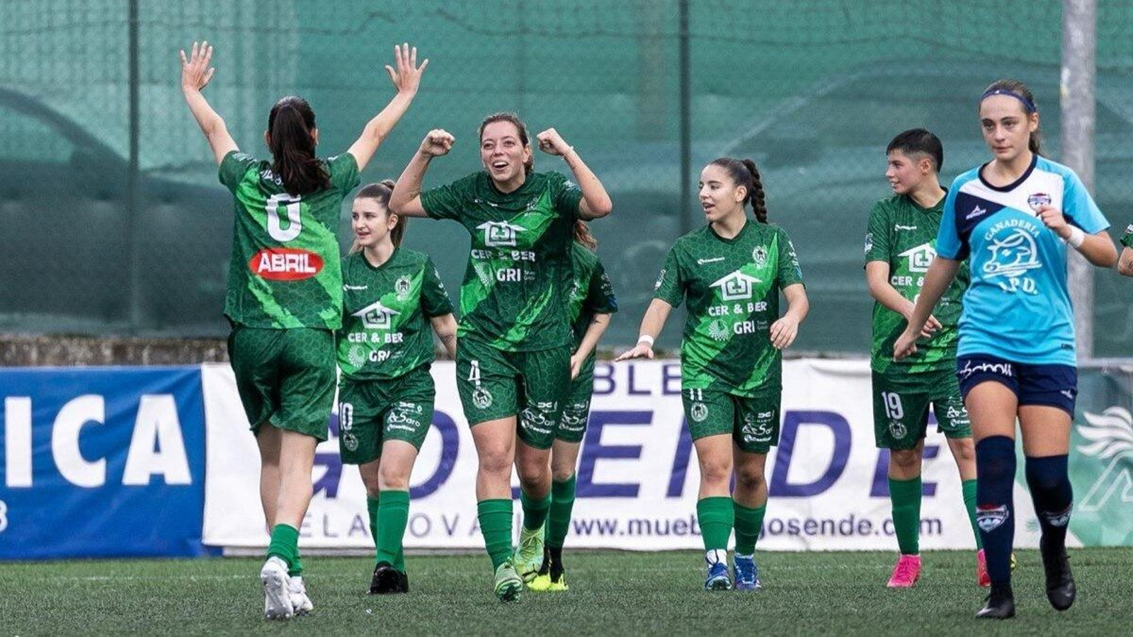 Xiana, defensa del Arenteiro, celebra junto sus compañeras el gol anotado ante el Rosalía en el derbi disputado en el Municipal de Oira.