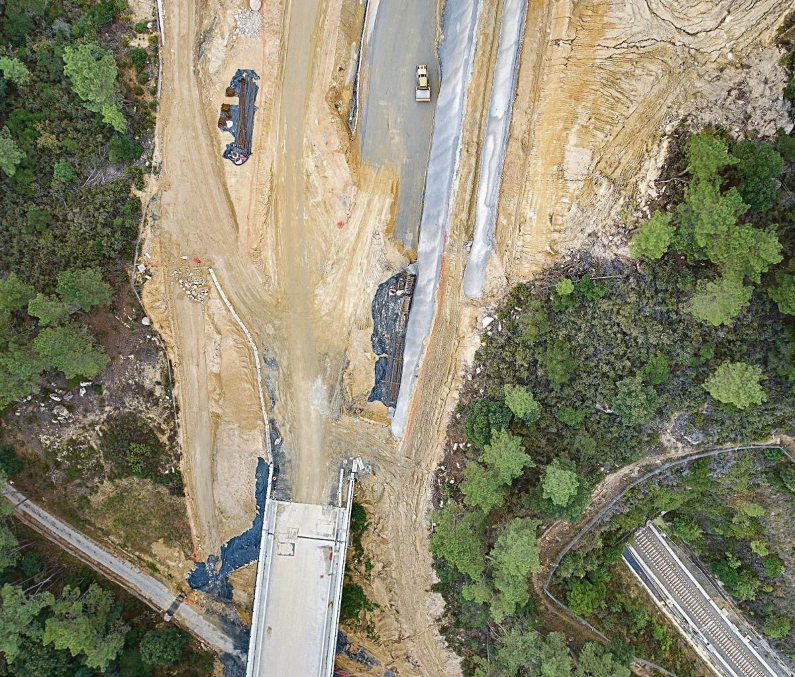 El viaducto deja la plataforma sobre la montera del túnel de Áspera, de la vía vieja, que hubo que rebajar para ajustar la rasante.