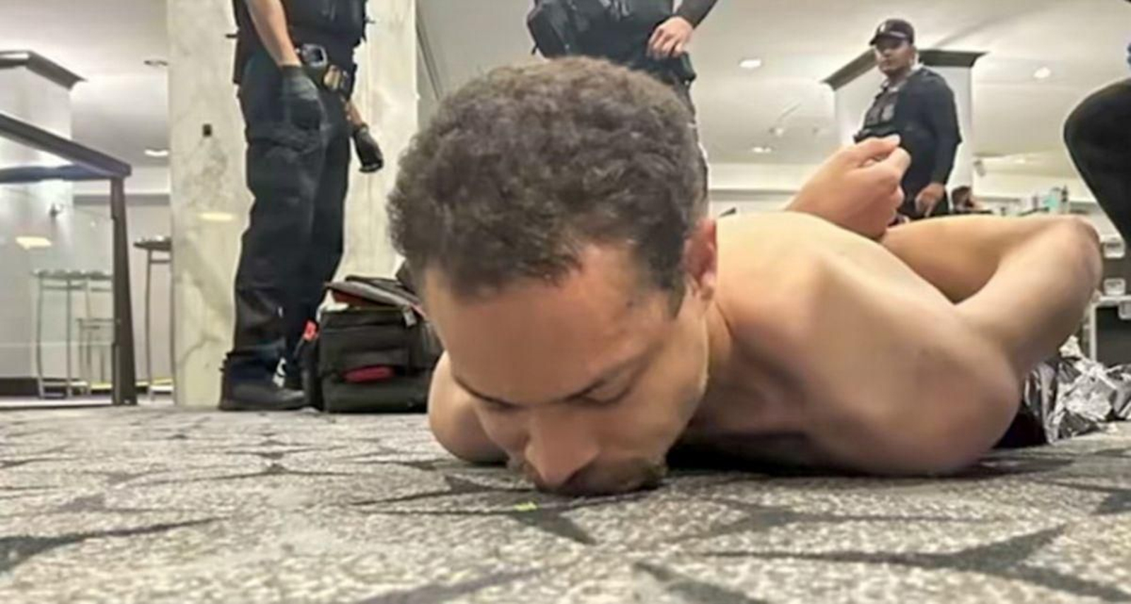 Allen, profesor californiano autor de los disparos, tras ser detenido.