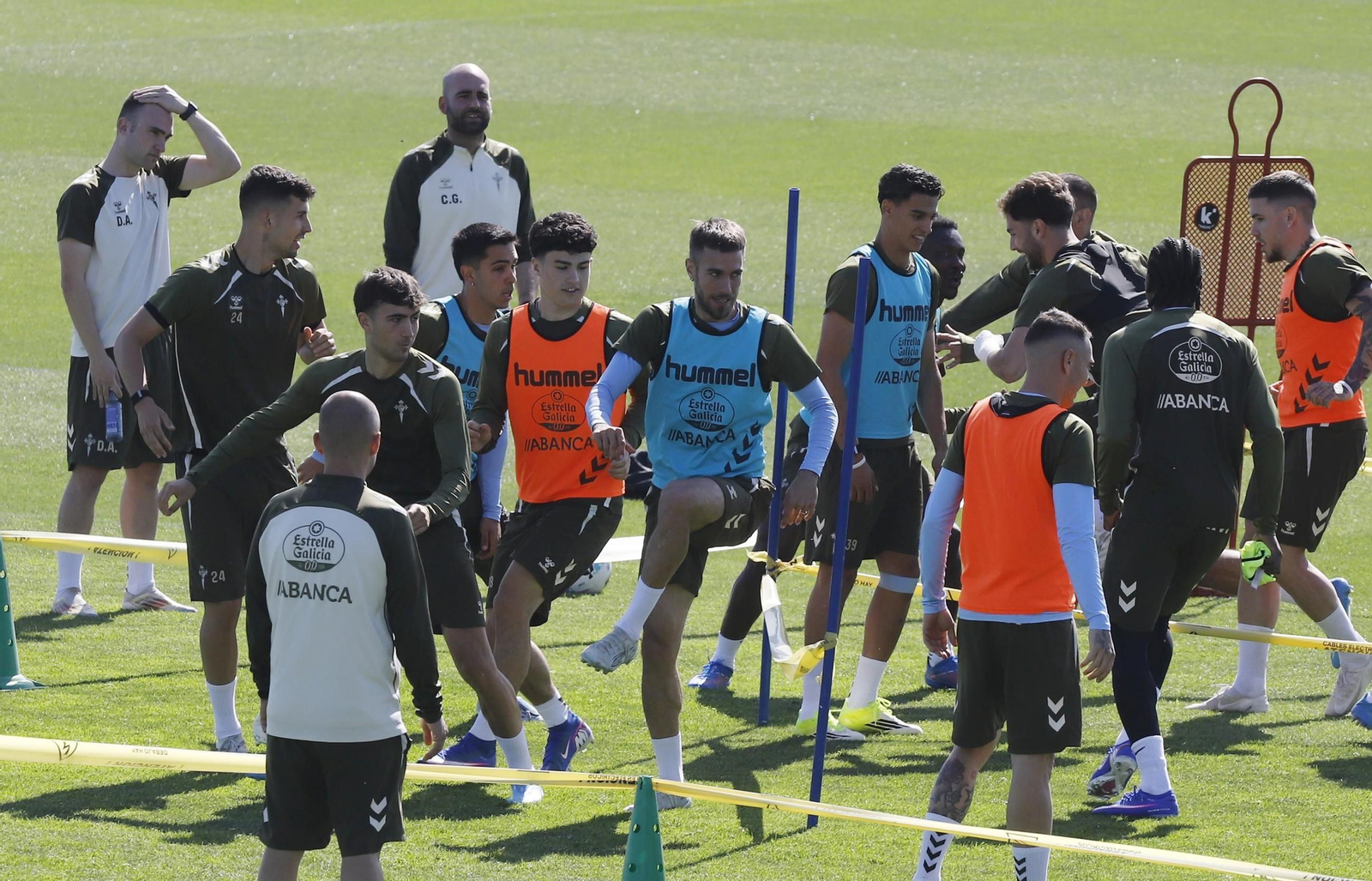 La plantilla del Celta se ejercita ayer en la ciudad deportiva de Mos.