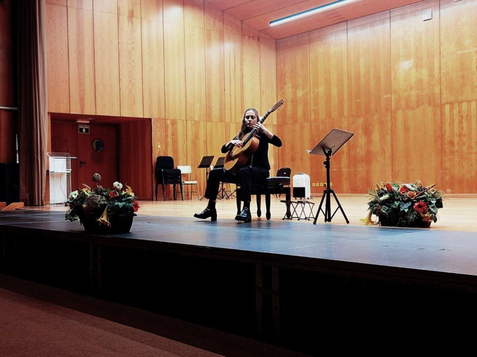 Ángela, tocando la guitarra en un recital del Conservatorio Superior.