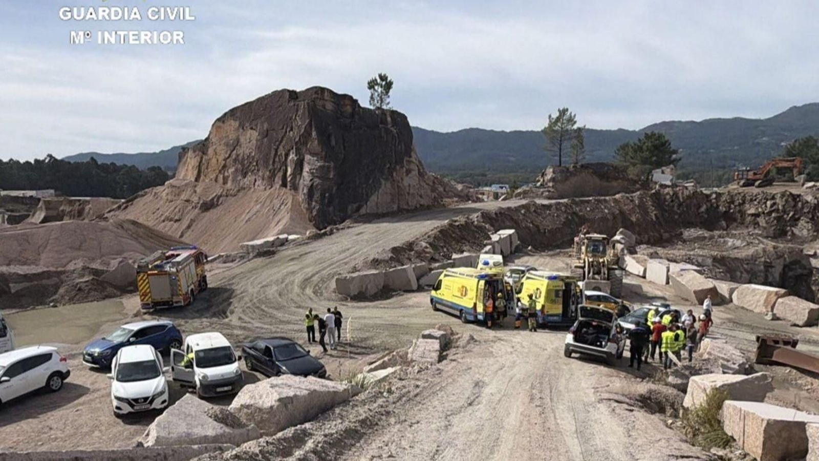 Ambulancias en las canteras de O Porriño para atender a los heridos.