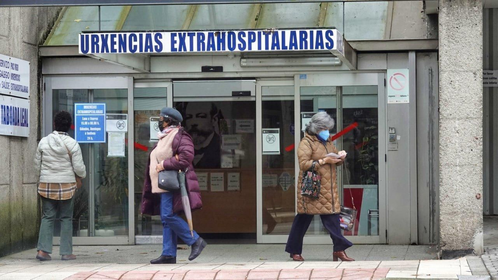 Personas con mascarilla en el PAC de Vigo.