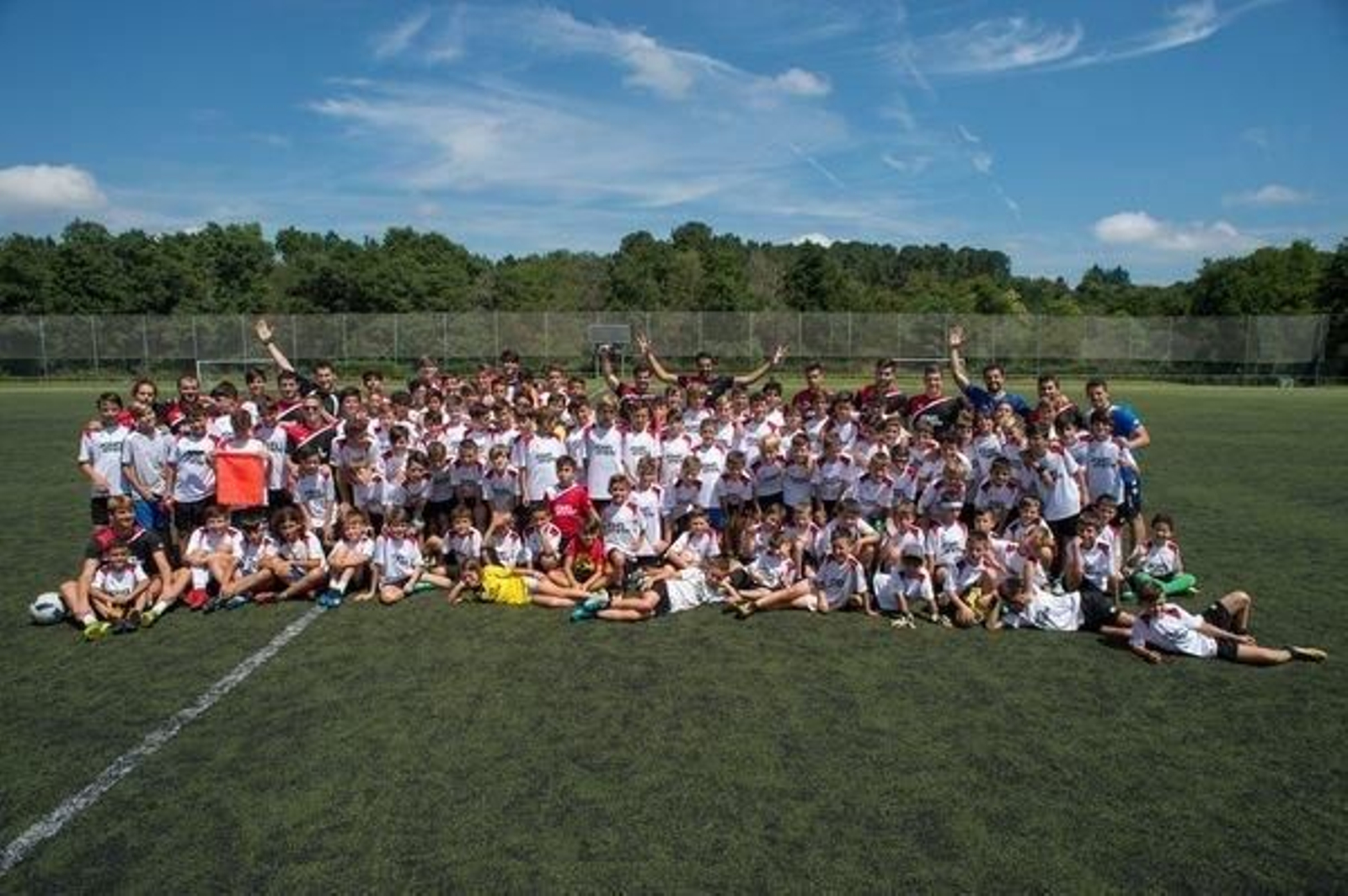 ALLARIZ (CAMPO DE FÚTBOL O SEIXO). 12/07/2018. OURENSE. Campus de fútbol infantil SPORTY ALLARIZ en el complejo deportivo de O Seixo, con la participación de cientos de niños y una niña. FOTO: ÓSCAR PINAL.