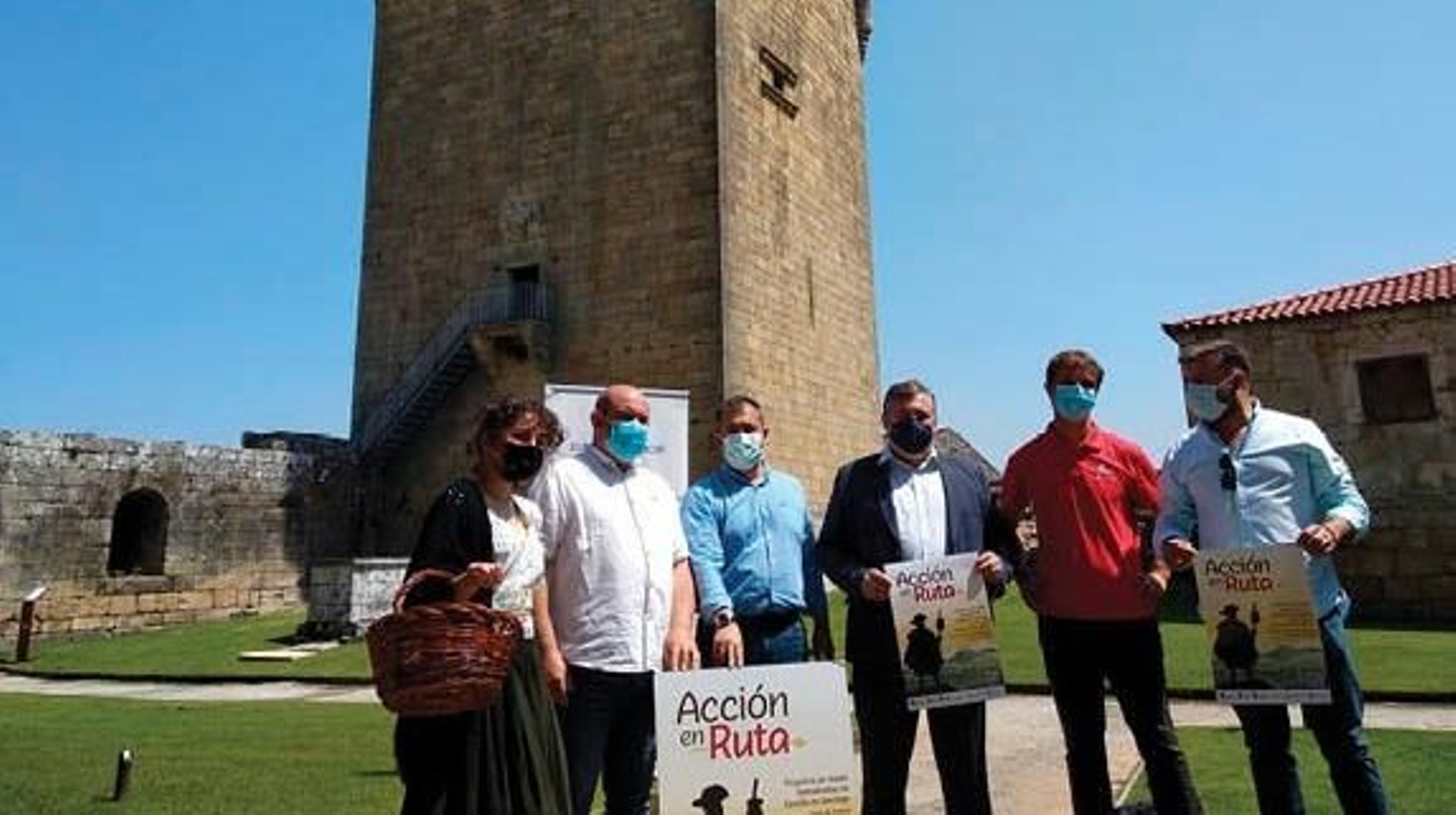 Membros da organización e alcaldes na presentación.