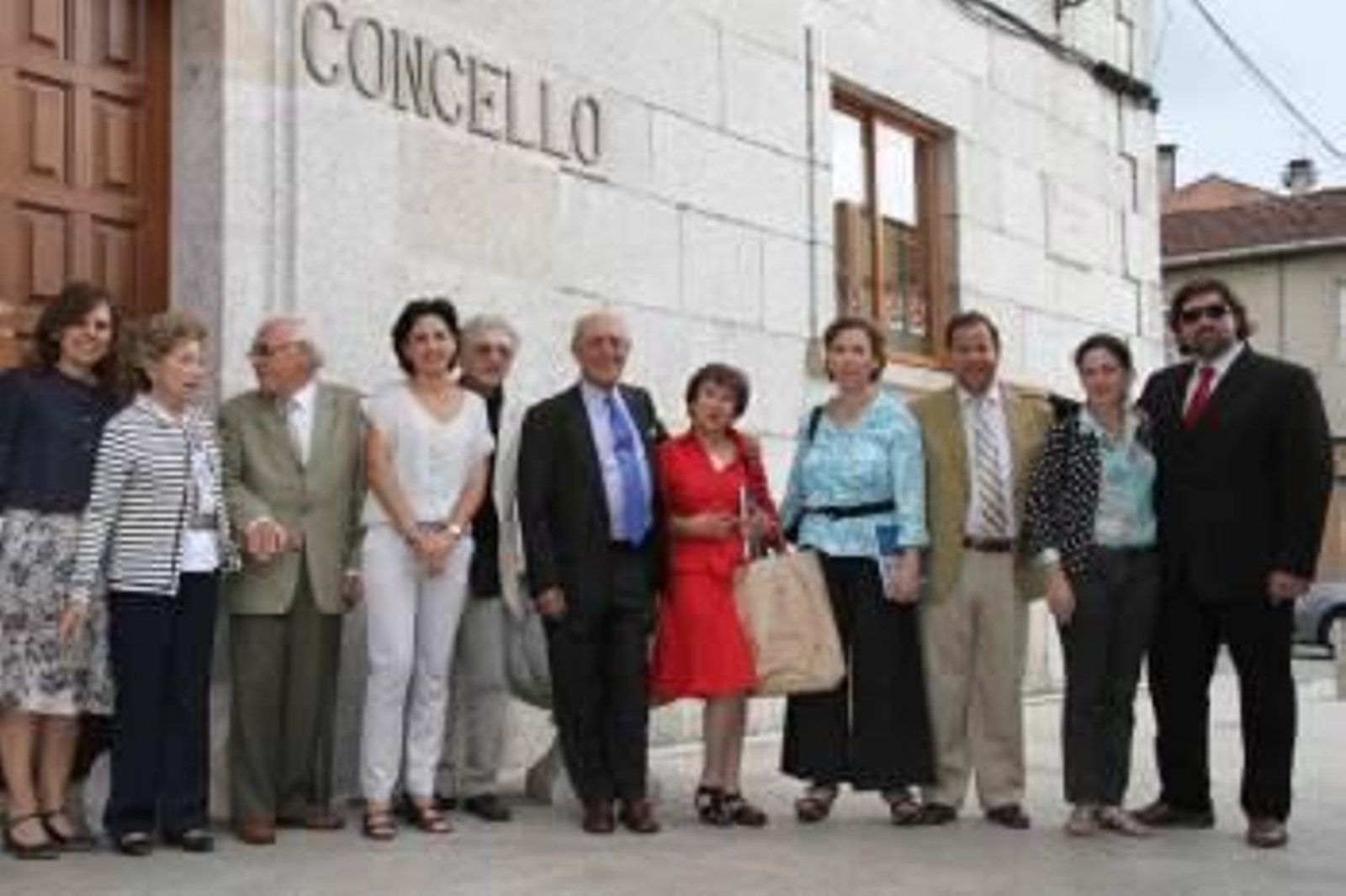 Nuno Portas y su familia, junto la Casa Consistorial, con la alcaldesa de Tomiño.