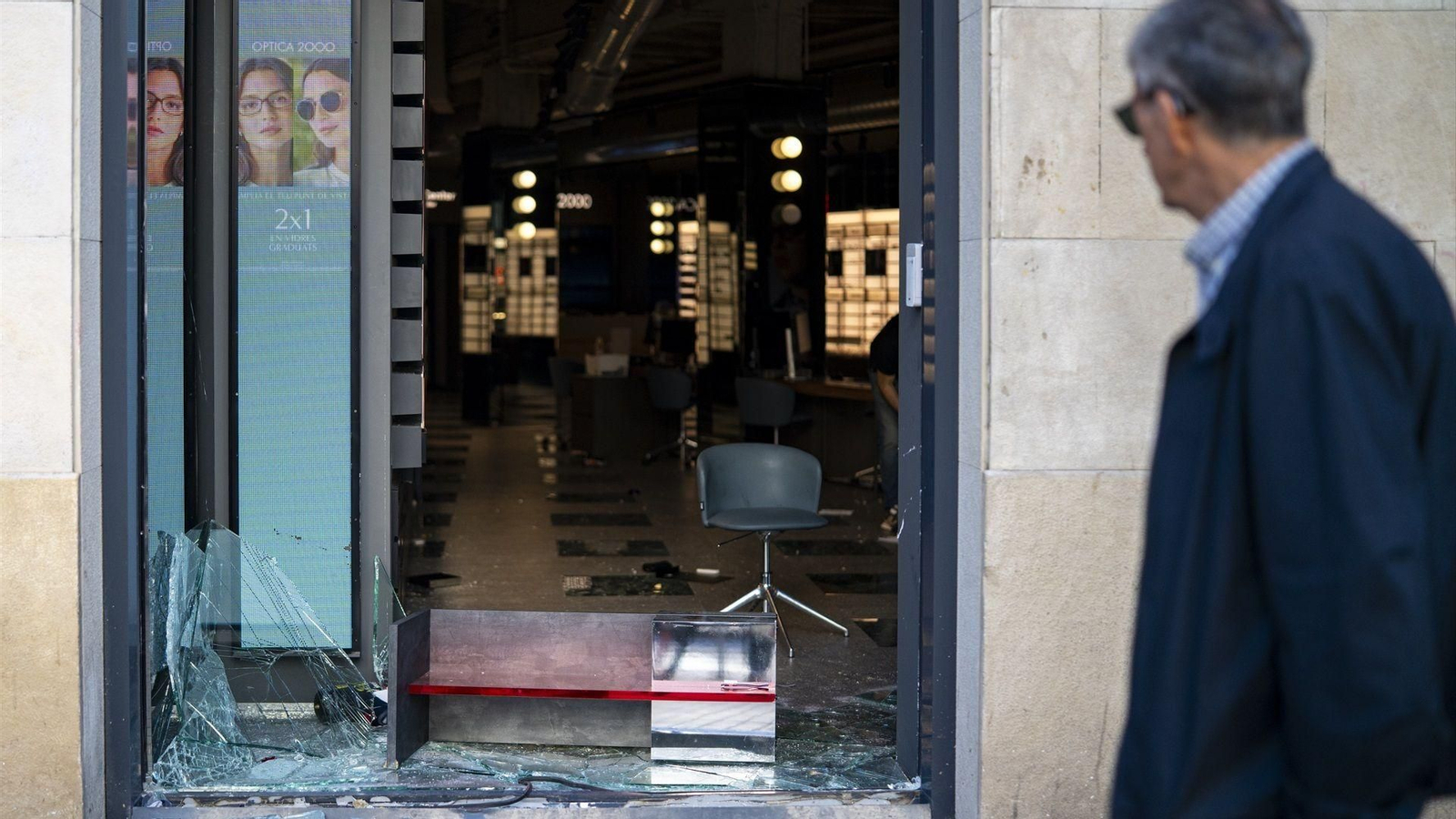 Escaparates destrozados tras los disturbios de ayer sábado en Barcelona, a 25 de octubre de 2026, en Barcelona, Catalunya (España).