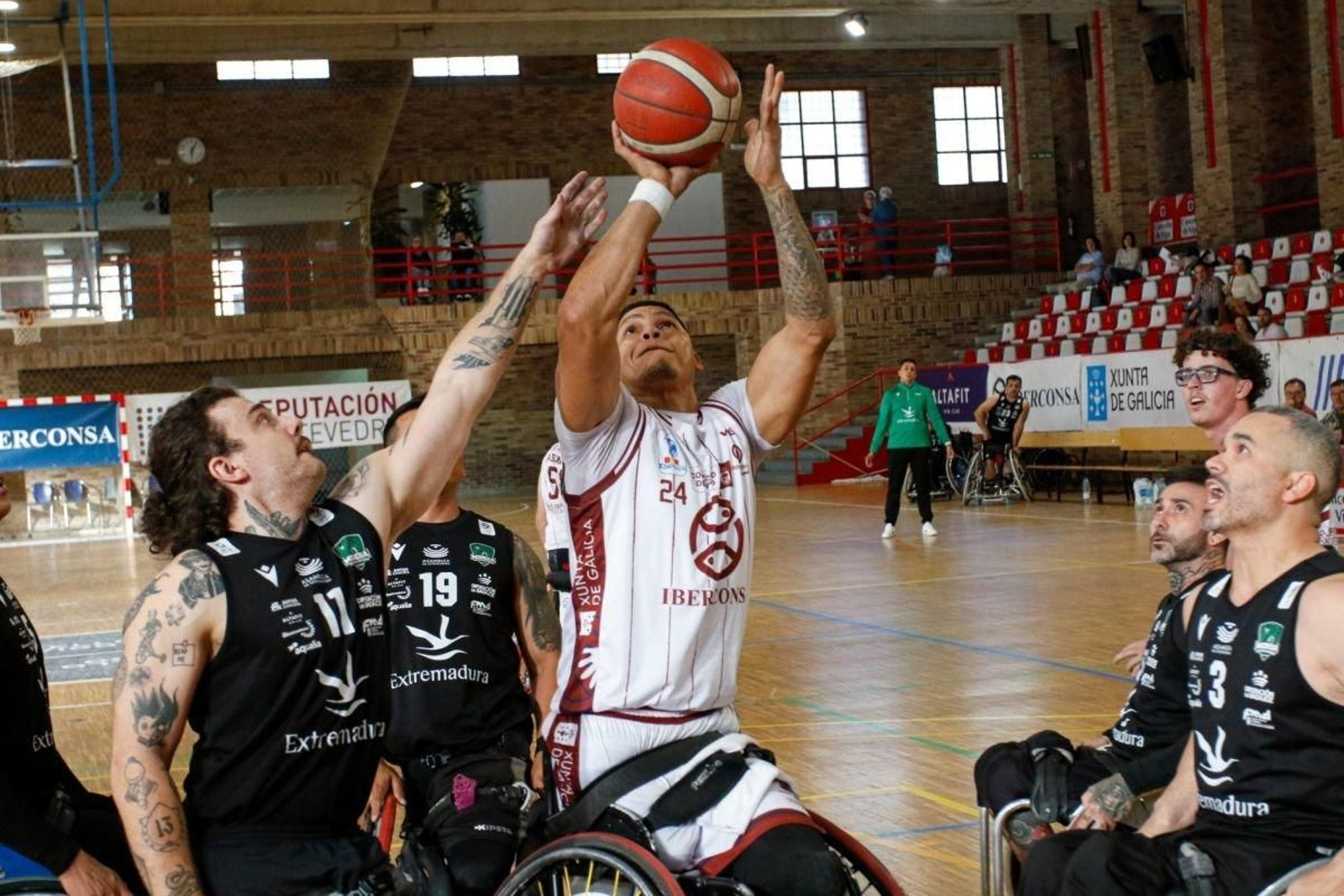 Jeison Betancourt lanza a canasta en un partido anterior del Amfiv.