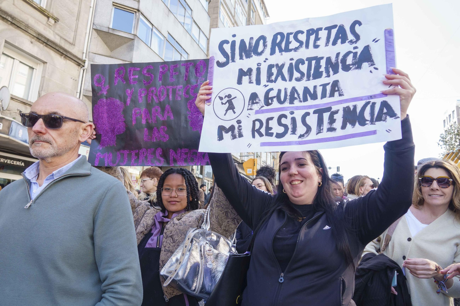 Galería | Las calles de Vigo se pintan de morado por el Día Internacional de la Mujer