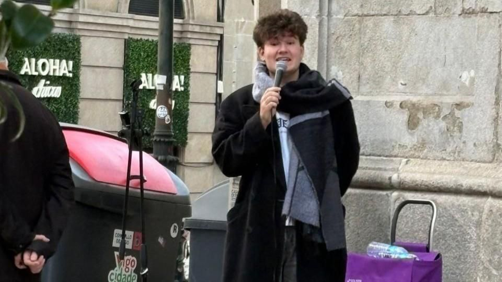Oihan cantando en el centro de Vigo.