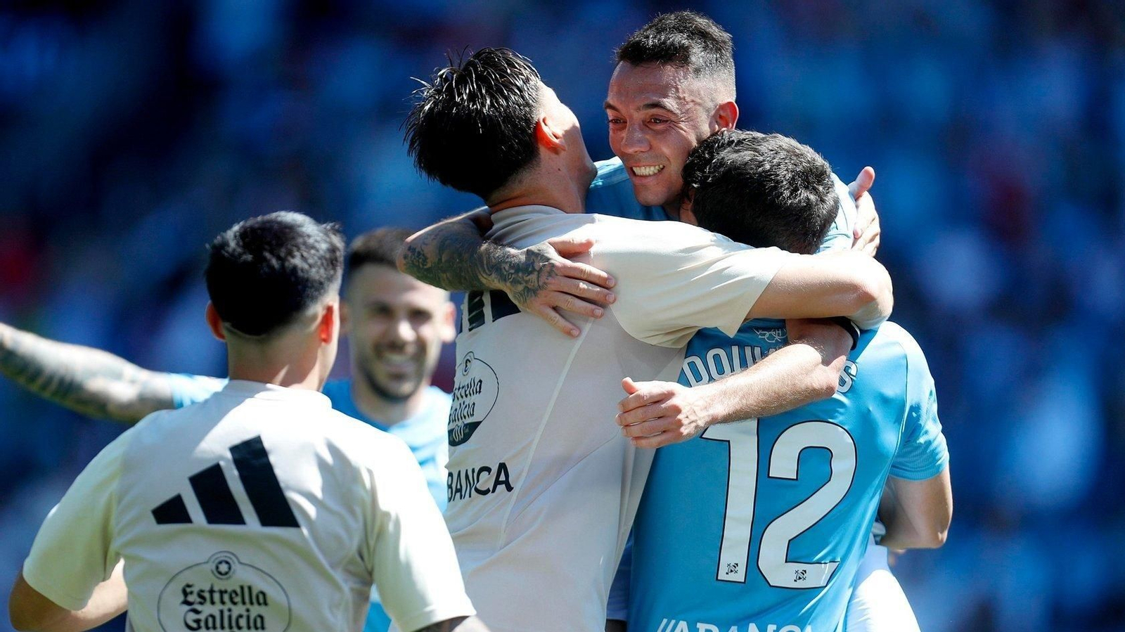 Aspas celebra el último gol con Douvikas y más compañeros. // J.V. Landín