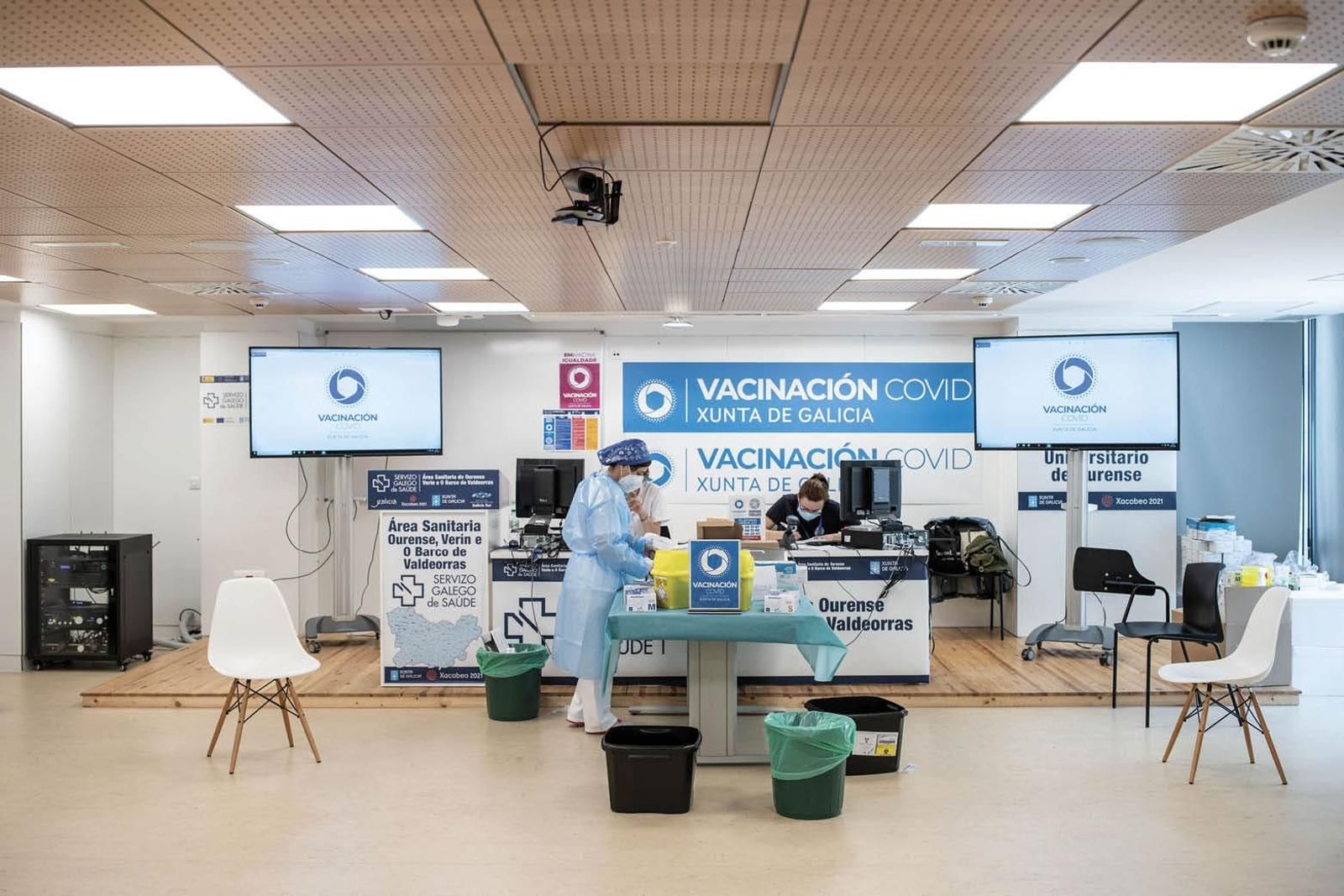 Punto de vacunación en el CHUO.(Óscar Pinal)