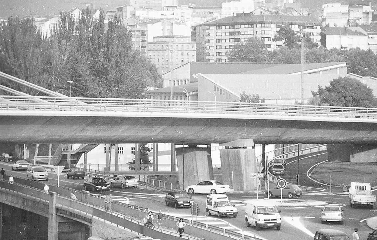 La construcción del emblemático Puente del Milenio hace 25 años cambiaba el skyline de Ourense, en fotos