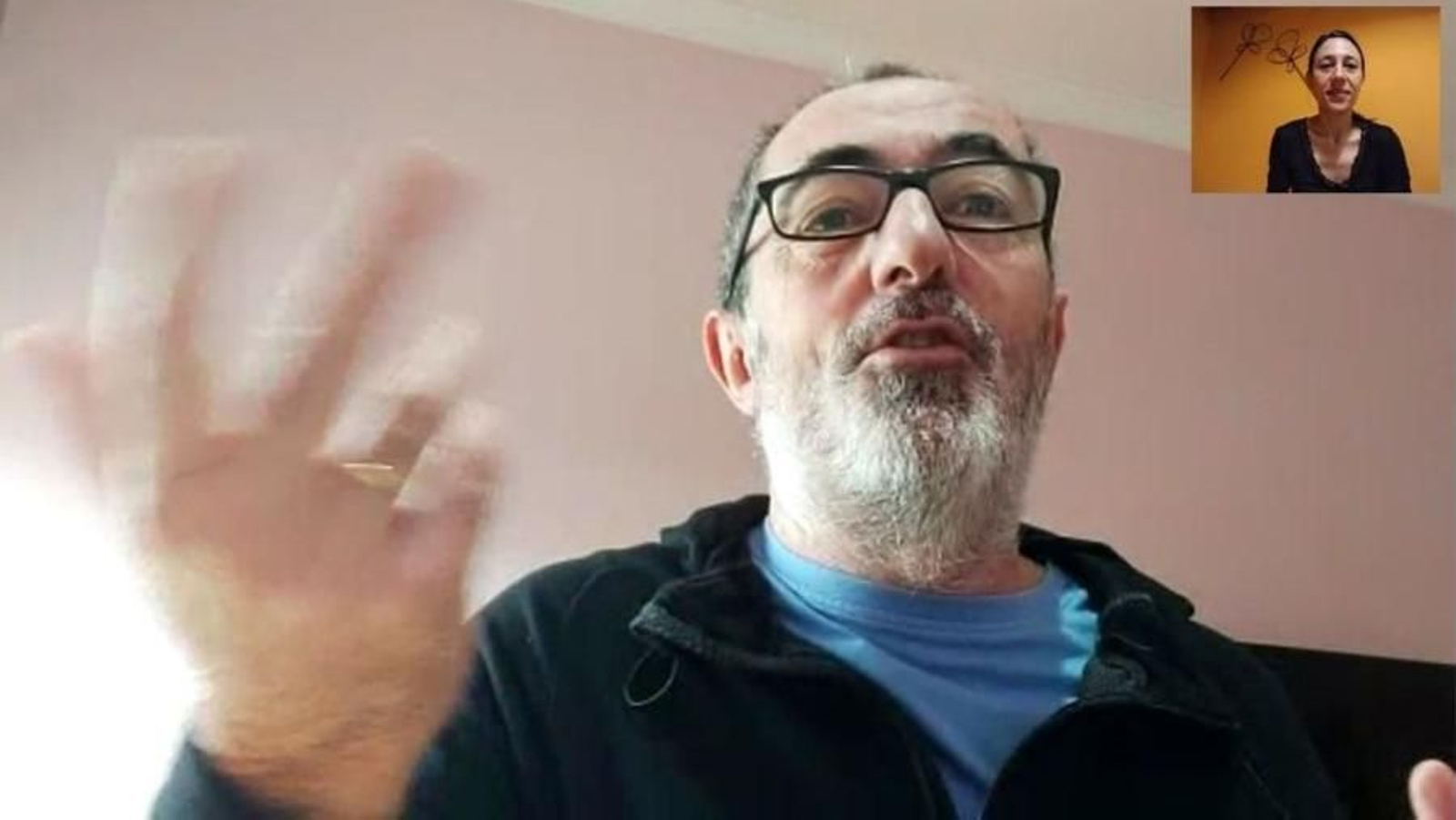 Antonio Castro Neira, presidente de la Asociación de Personas Sordas de Vigo, en la entrevista concedida con la ayuda de la intérprete Liliana Nantes.