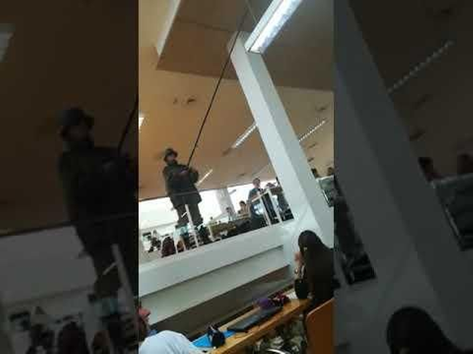 ¿Qué hacía un pescador en la biblioteca universitaria de Ourense?