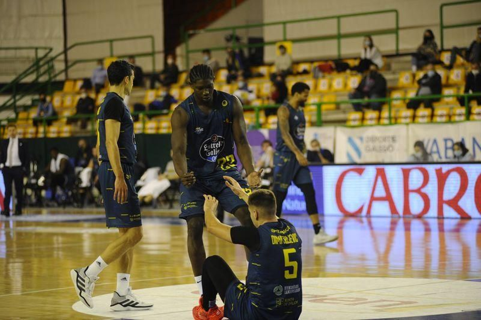 Massine Fall trata de levantar a Djorde Dimitrijevic (MARTIÑO PINAL).