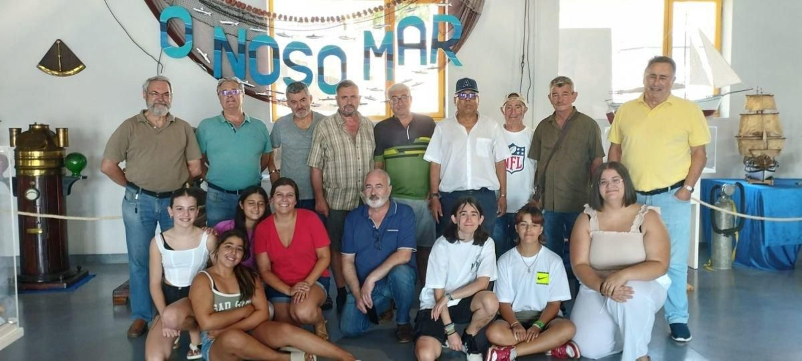 Voluntarios y directiva de la asociación ultimando los detalles ayer antes de la inauguración de hoy.