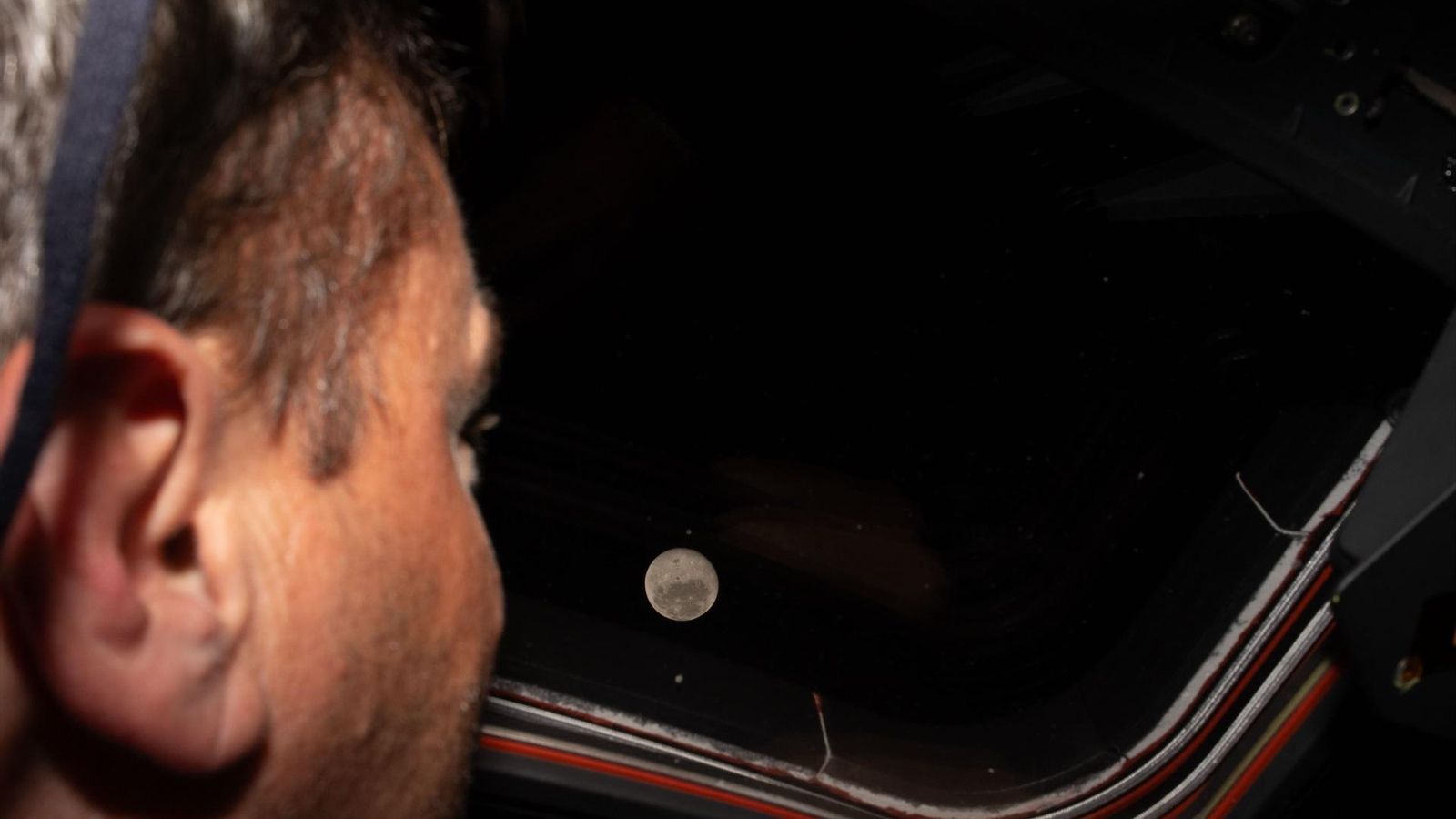 El comandante de Artemis II, Reid Wiseman, observa la Luna.