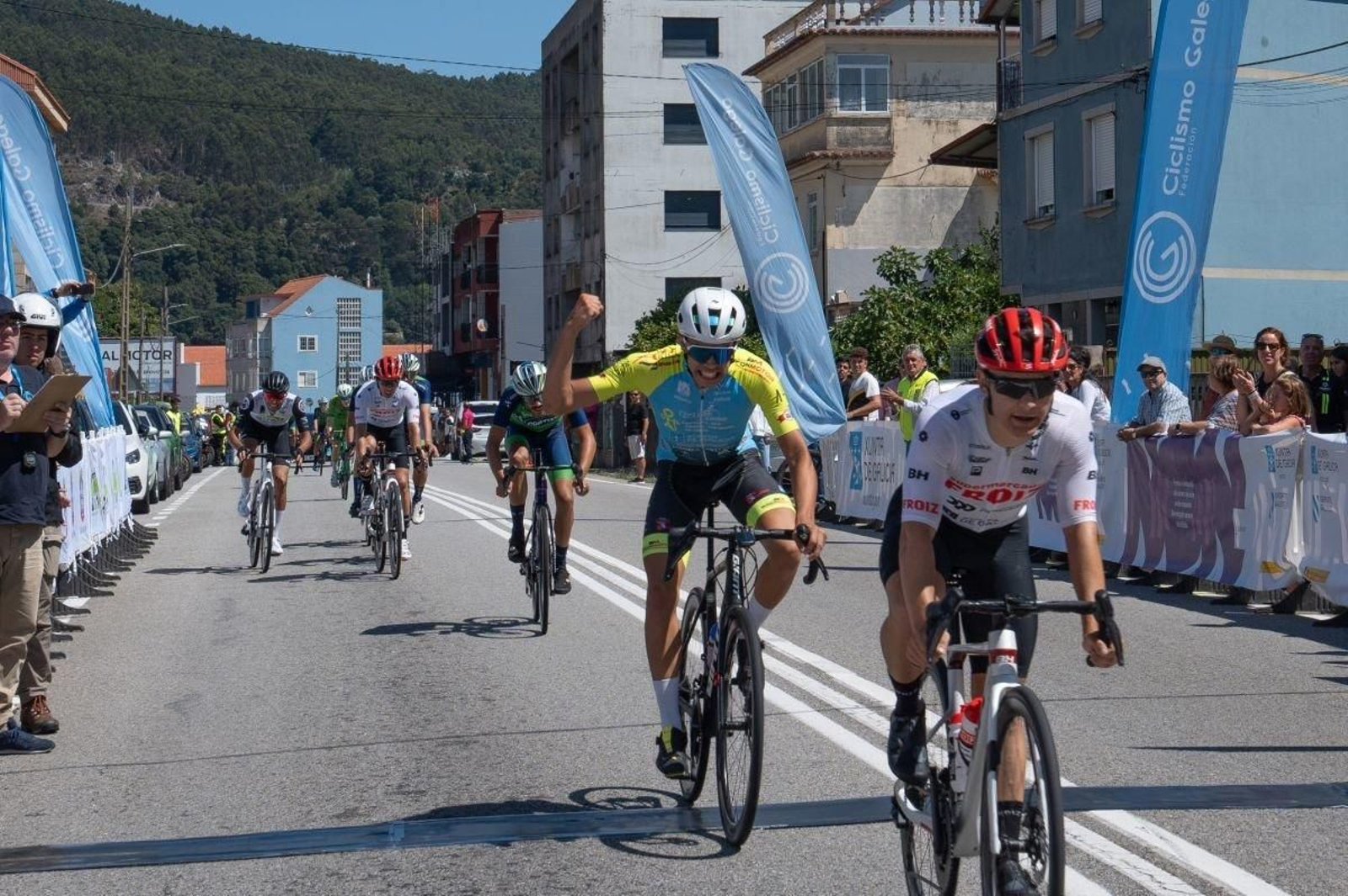 O ciclista brionés Cristian Lapido festexa a súa vitoria en categoría elite na meta de Moaña.