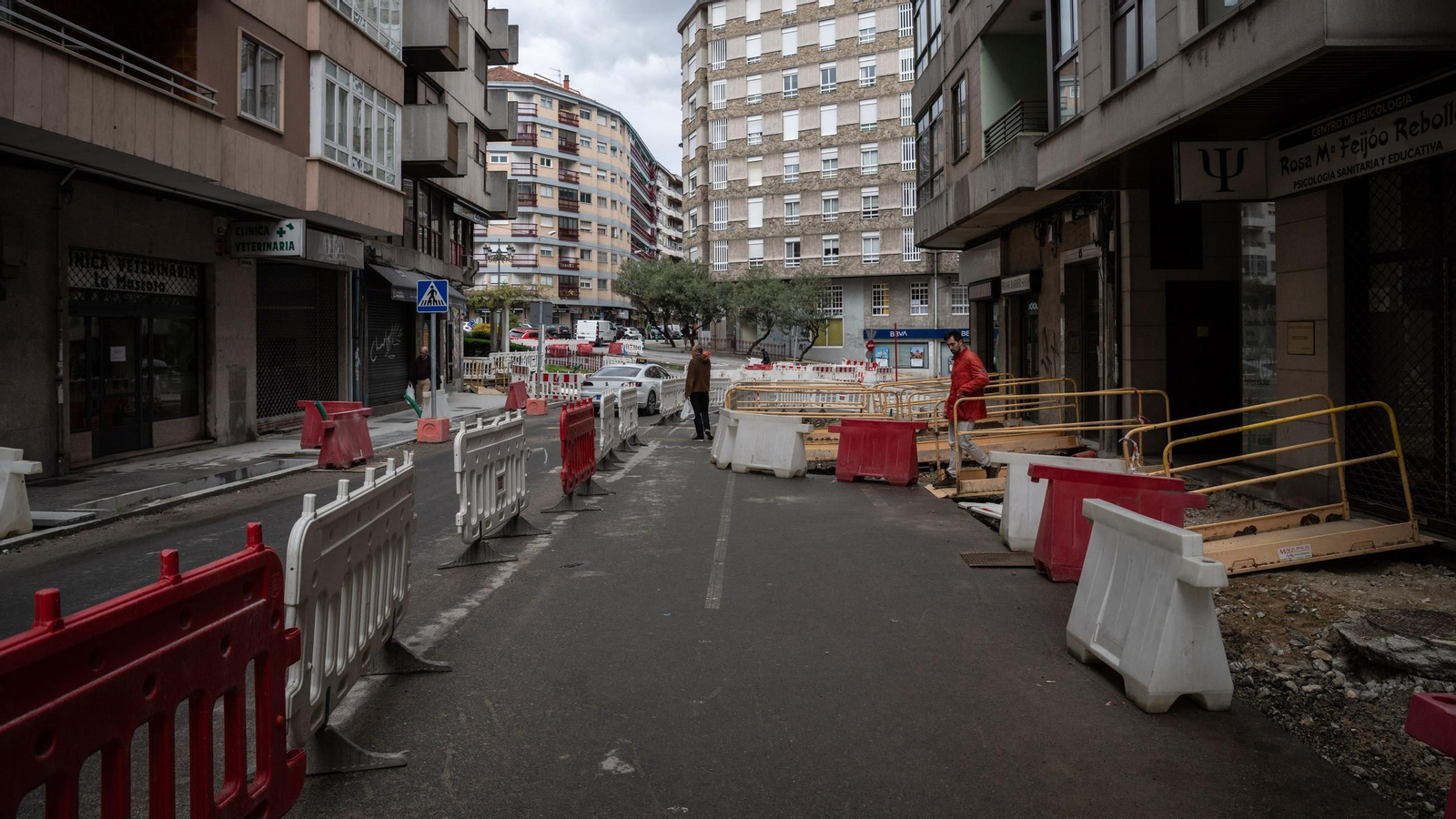 Los vecinos de O Couto viven entre escombros en la Avenida Portugal.