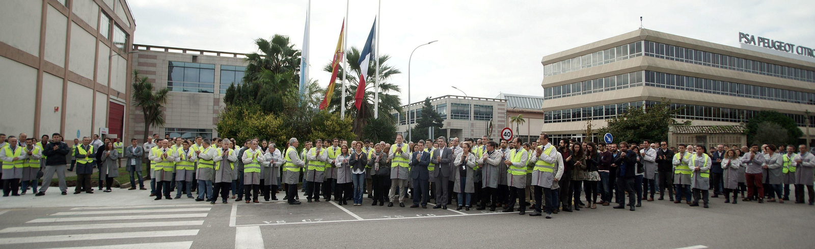 Teresa Pedrosa, delegada de Zona Franca y el alcalde Abel Caballero, flanquearon al director de PSA Peugeot Citroën, Yann Martin.