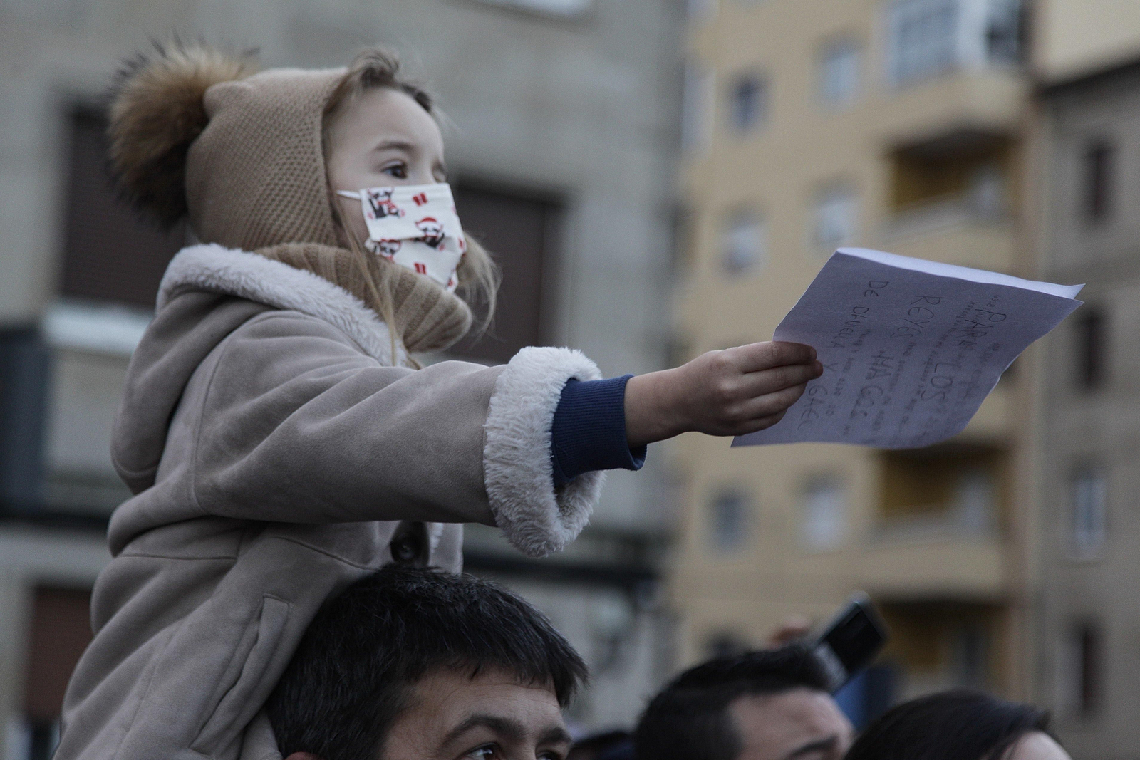 OURENSE. Un niño entrega su carta a los Reyes Magos.  / Miguel Ángel