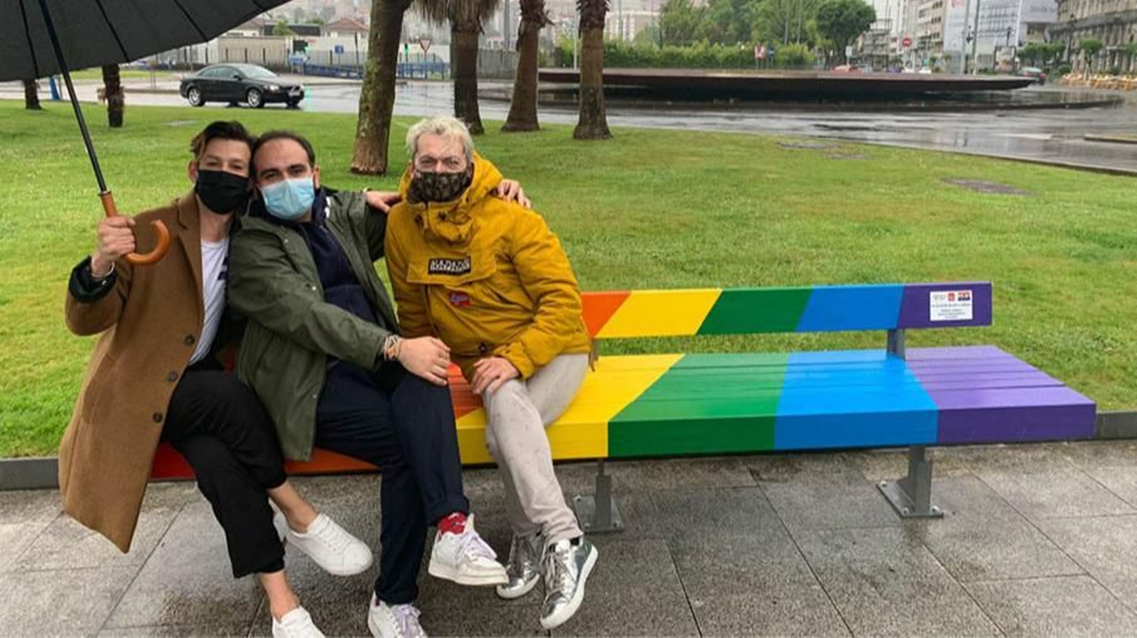 Juan La Barroca, Alejandro Outerelo y Javier Sánchez, de Pvlse, en el banco arcoíris, icono LGTBI+ en Vigo.