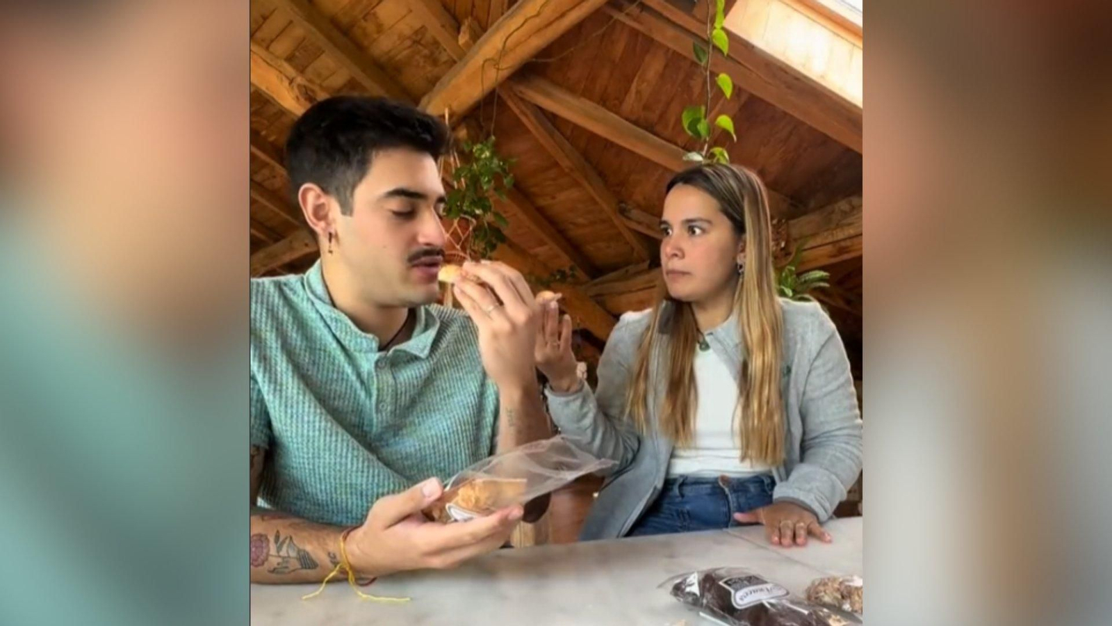 Los tiktokers @esnuestrorollo.viajando alucinan con unos dulces ourensanos.