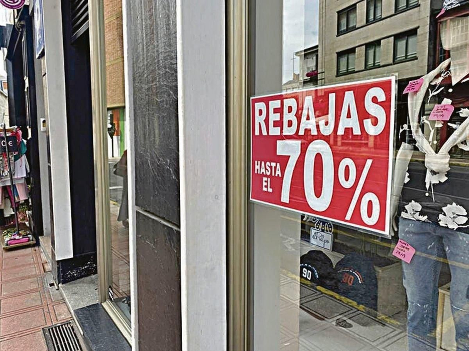 Anuncio de rebajas en una tienda socia del CCA O Barco.