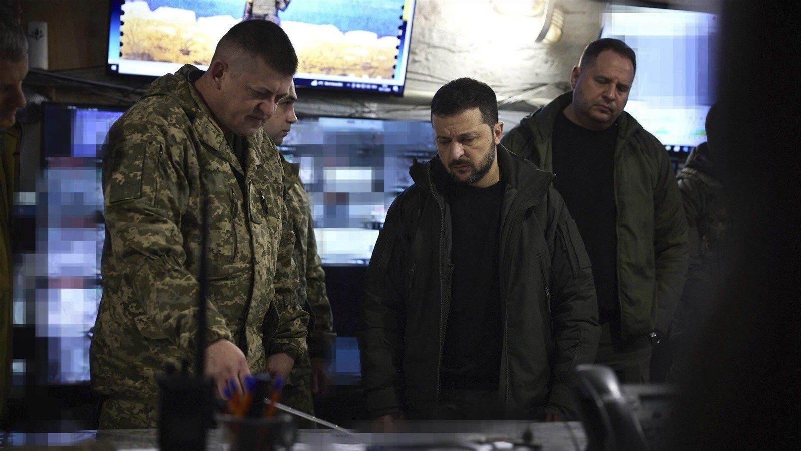 El presidente ucraniano Zelensky hablando con un militar. // Europa Press