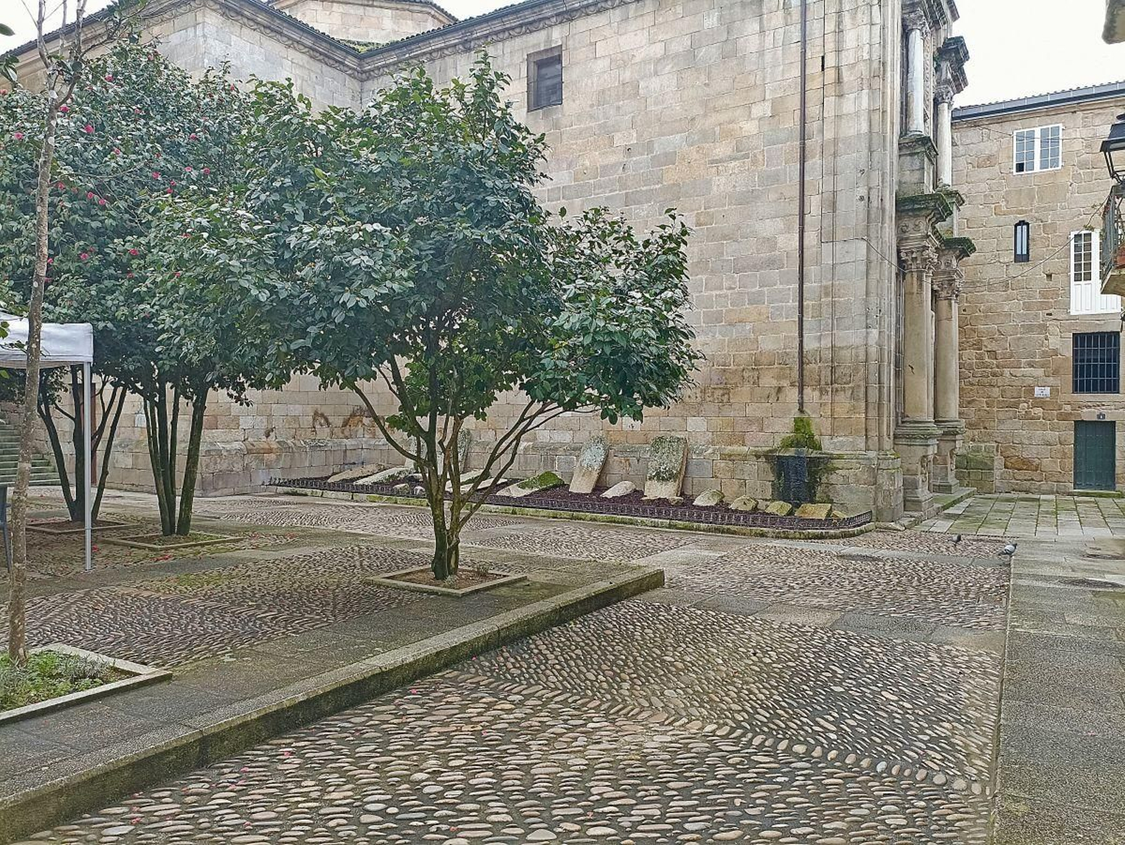 Esquina da praza da Madalena onde se realizaron as escavacións.