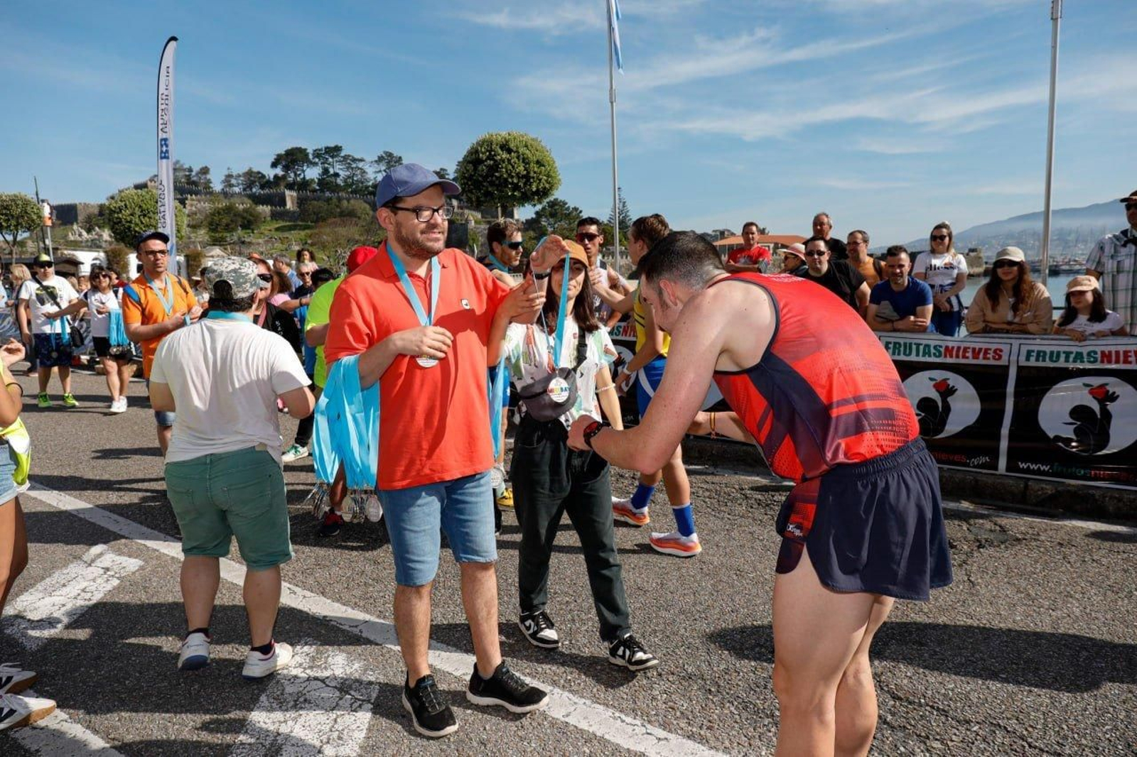 Llegada a la meta de los participantes en la Vig-Bay 2024.
