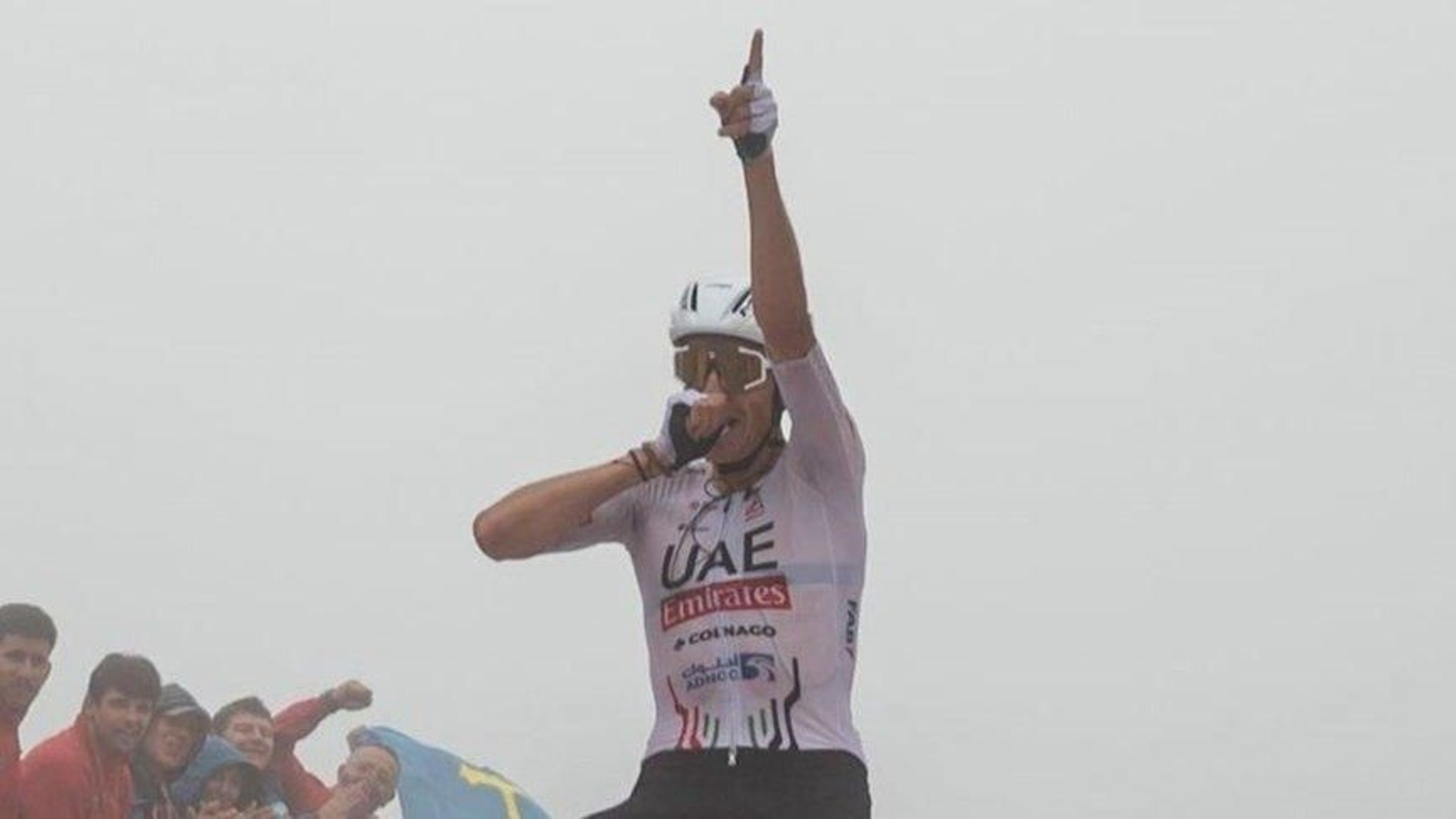 Marc Soler celebra la victoria en la línea de meta de Covadonga.