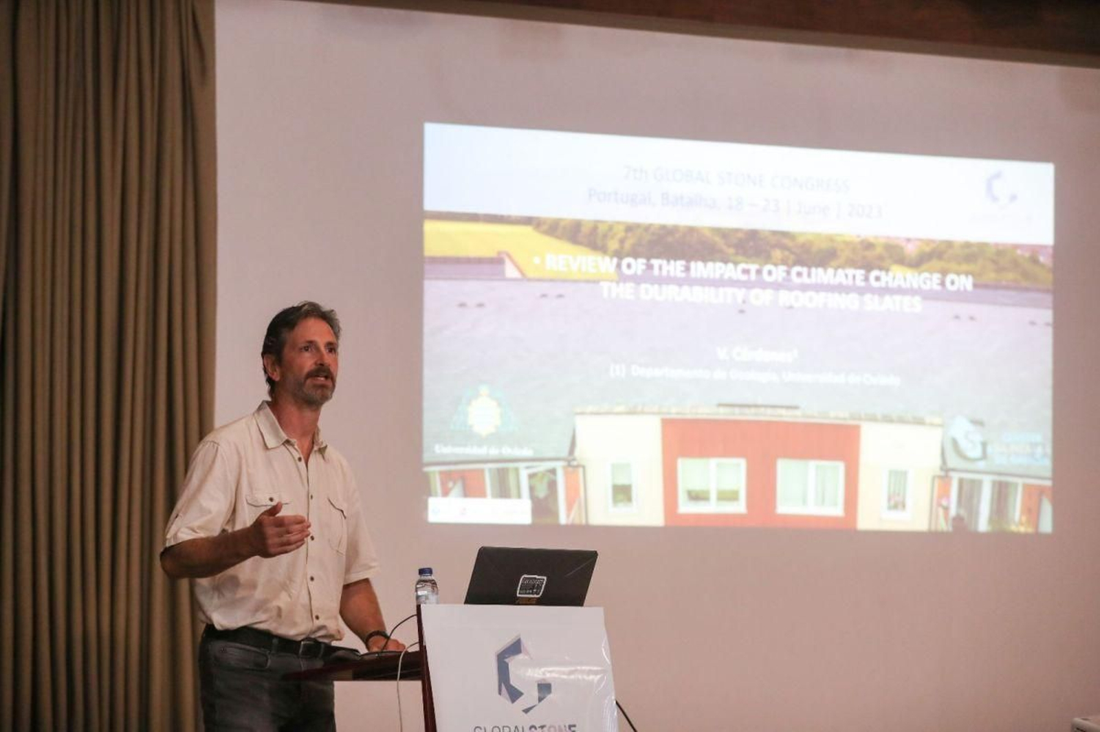 Víctor Cárdenes durante la presentación del trabajo en el congreso.