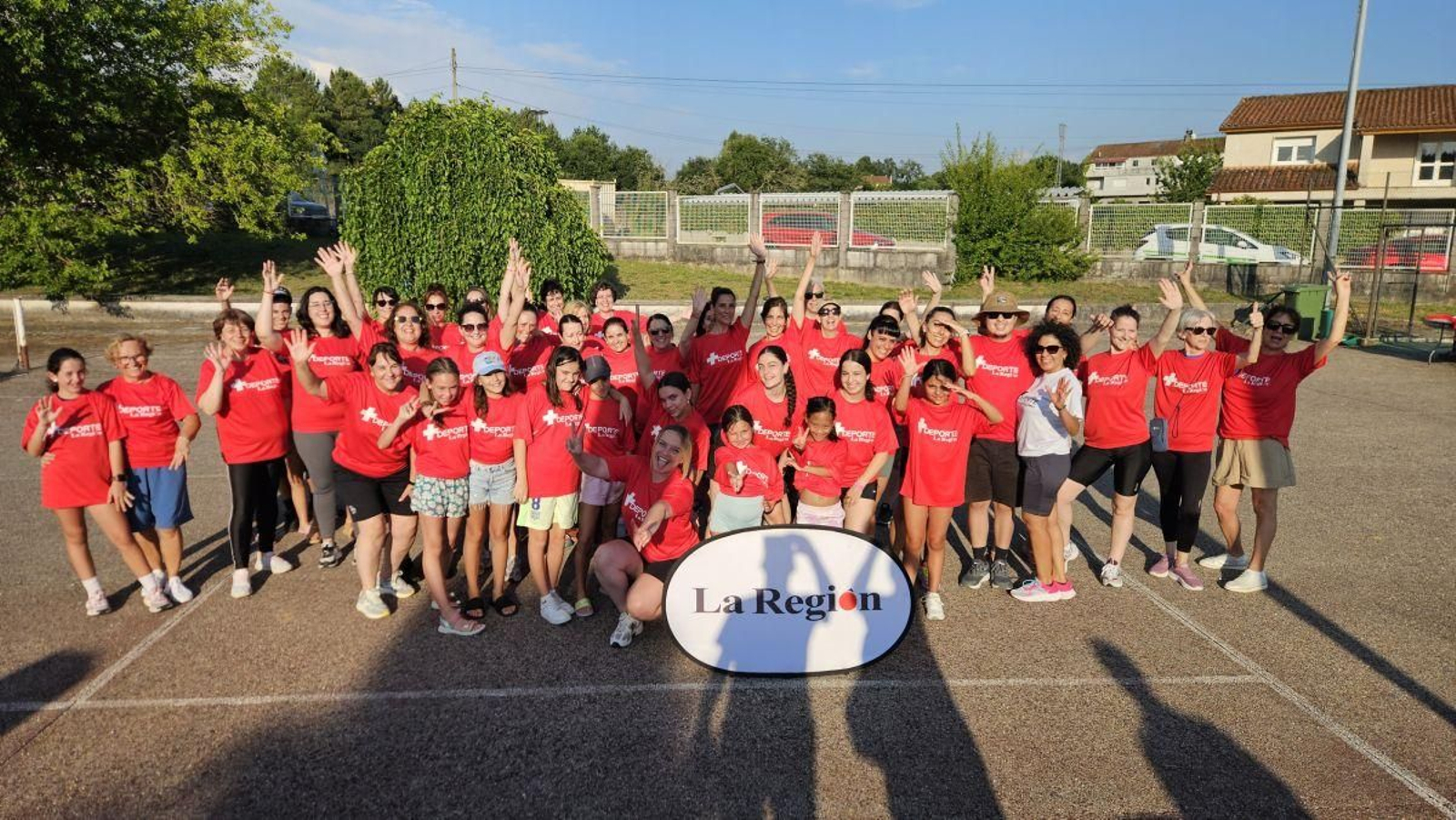 Personas de todas las edades se animaron a disfrutar del fitness en el entorno de la Piscina Municipal de Amoeiro.