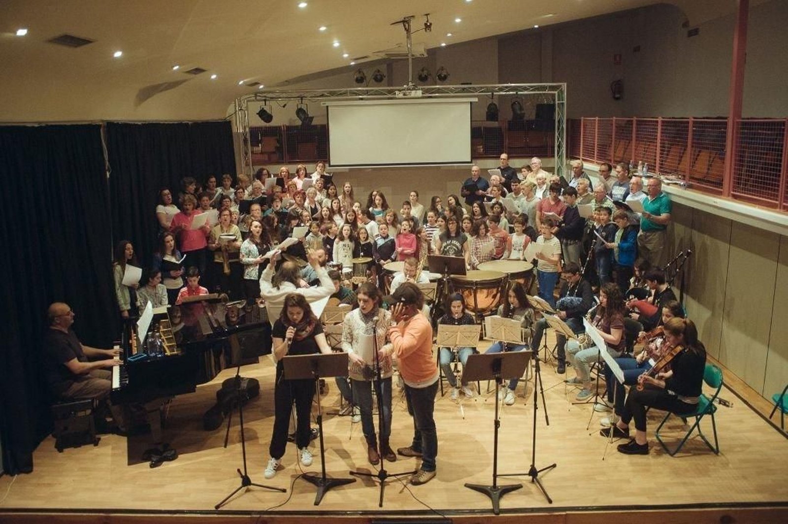 Ensayos de “Ollos de lume”, una cantata folk