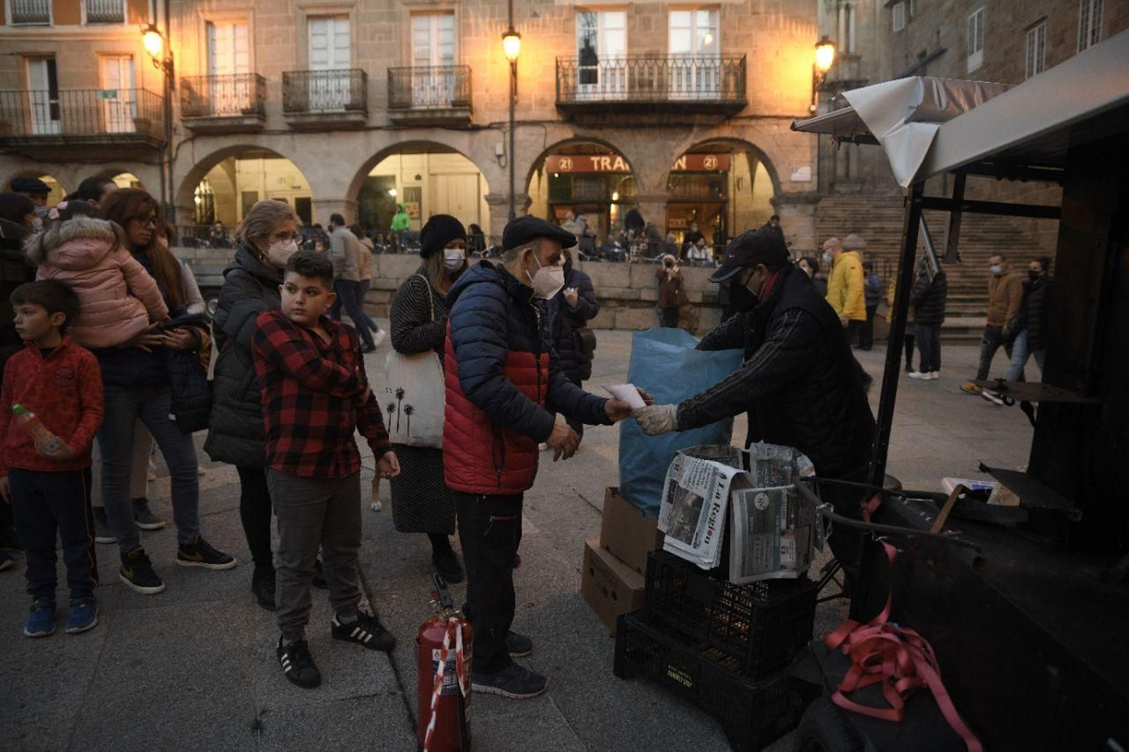 Colas ante las castañeras en el San Martiño. // Óscar Pinal