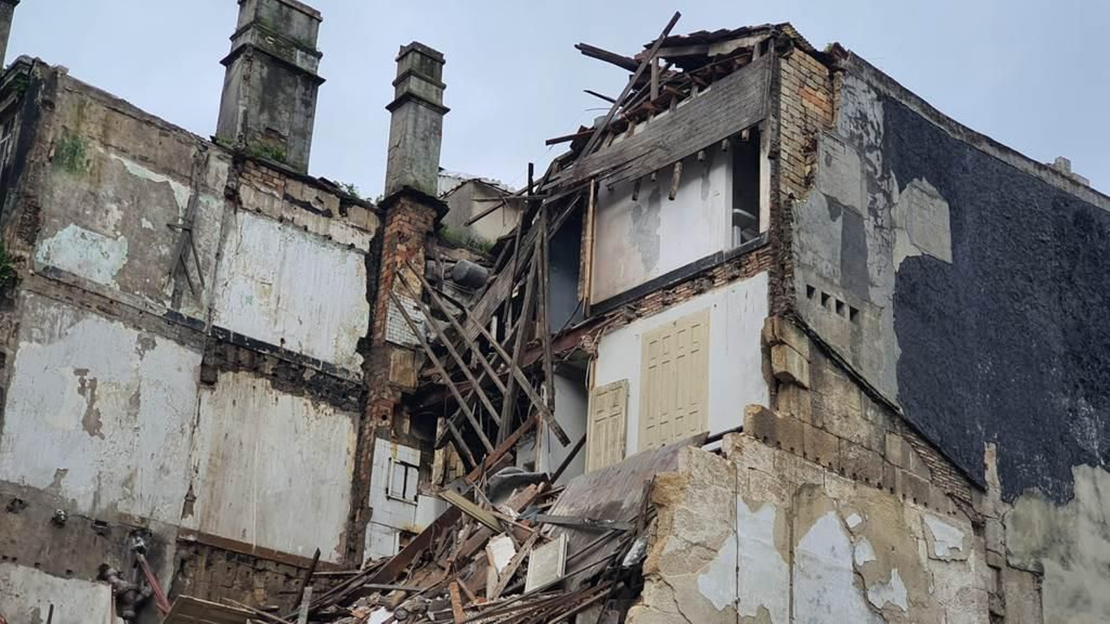 Se derrumba un edificio en el centro de Vigo _ JV Landin 4