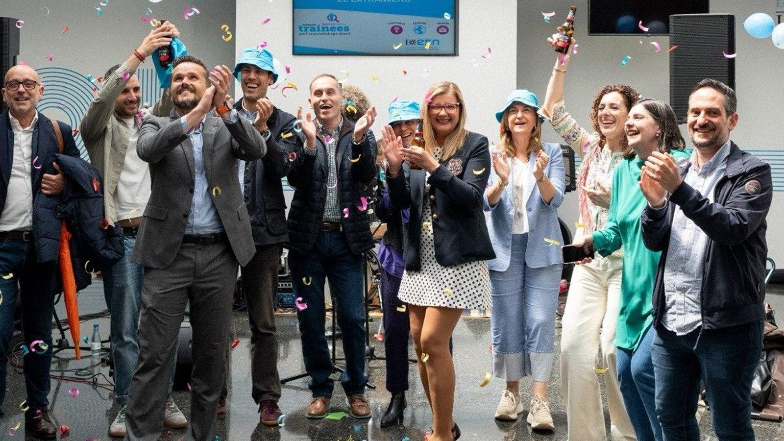Jacobo Porteiro festeja con su equipo tras su último acto en la Escuela de Ingeniería Industrial.