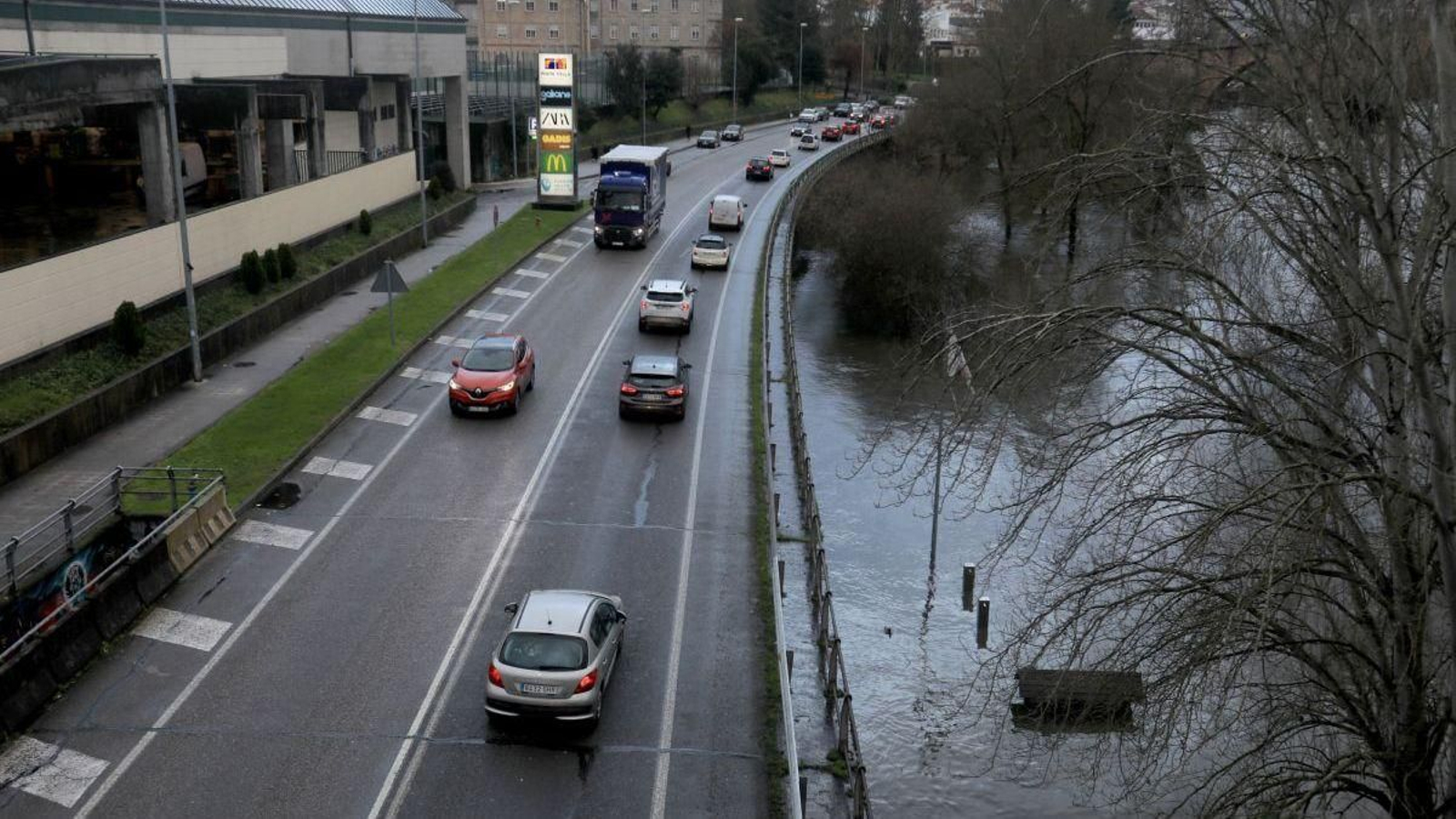 El río Miño sepultaba este jueves el paseo fluvial y estaba a apenas dos metros de llegar al nivel de la N-120.