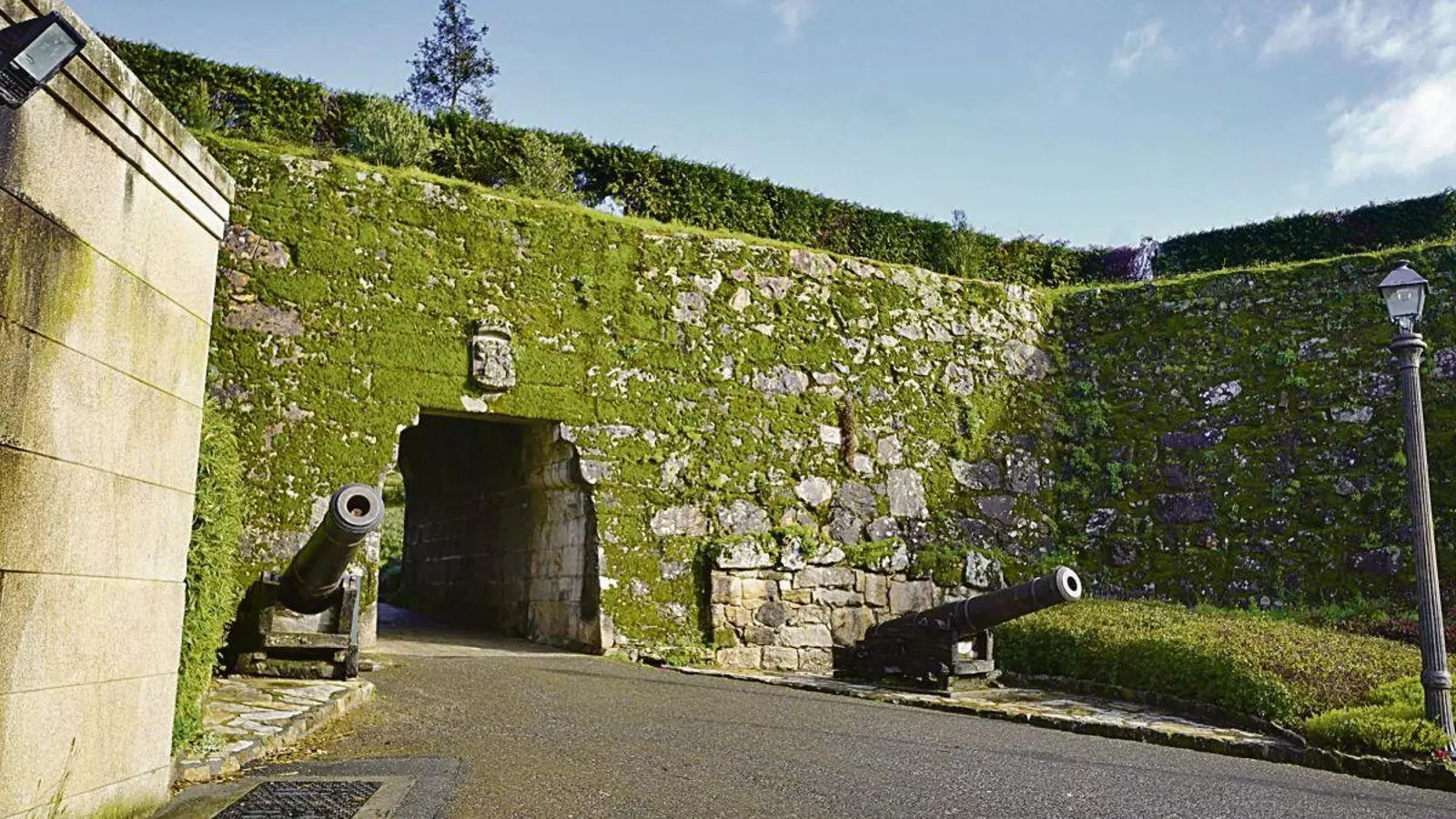 La fortaleza de O Castro, en su acceso principal con los cañones.