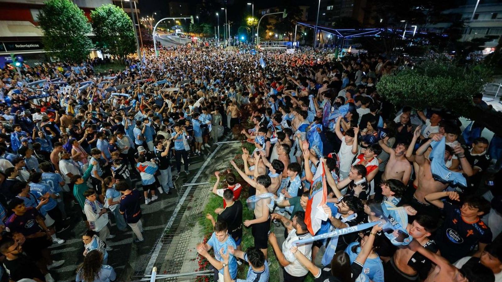 Galería | La afición celeste celebra el billete a Europa del Celta