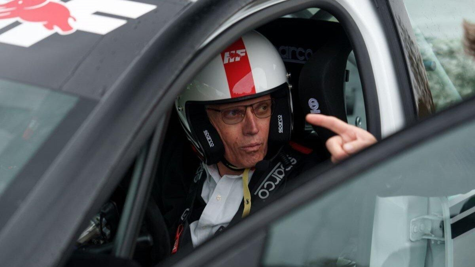 Tavares en una competición de motor, a las que es aficionado.