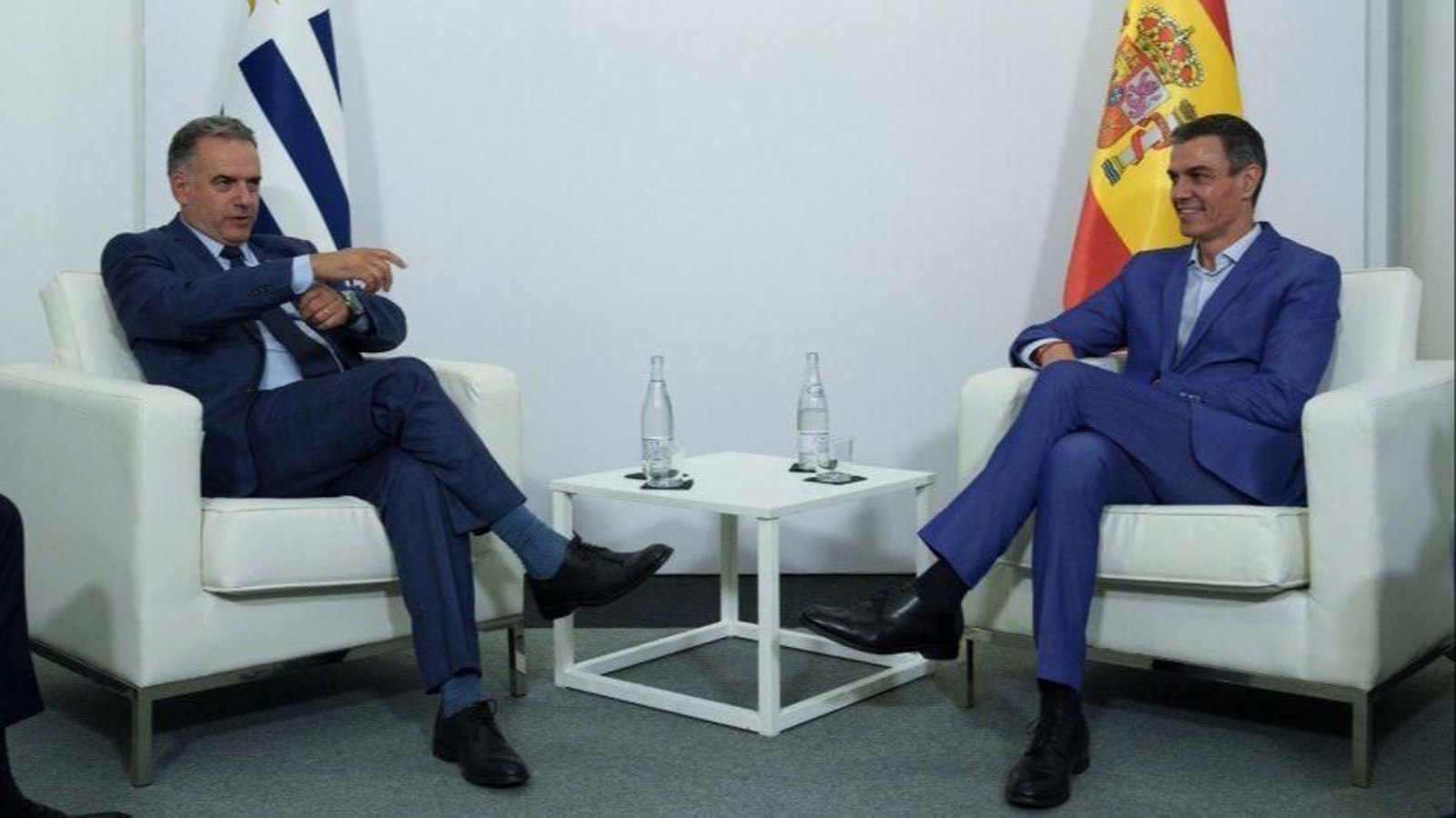 El presidente español Pedro Sánchez, reunido con su homólogo uruguayo.