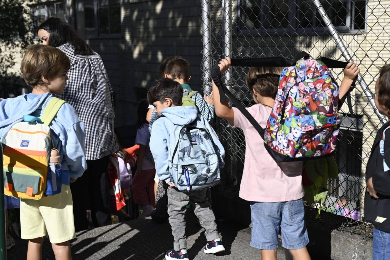 Llegada de alumnos y familias a las puertas del CEIP Mestre Vide durante la primera jornada del curso