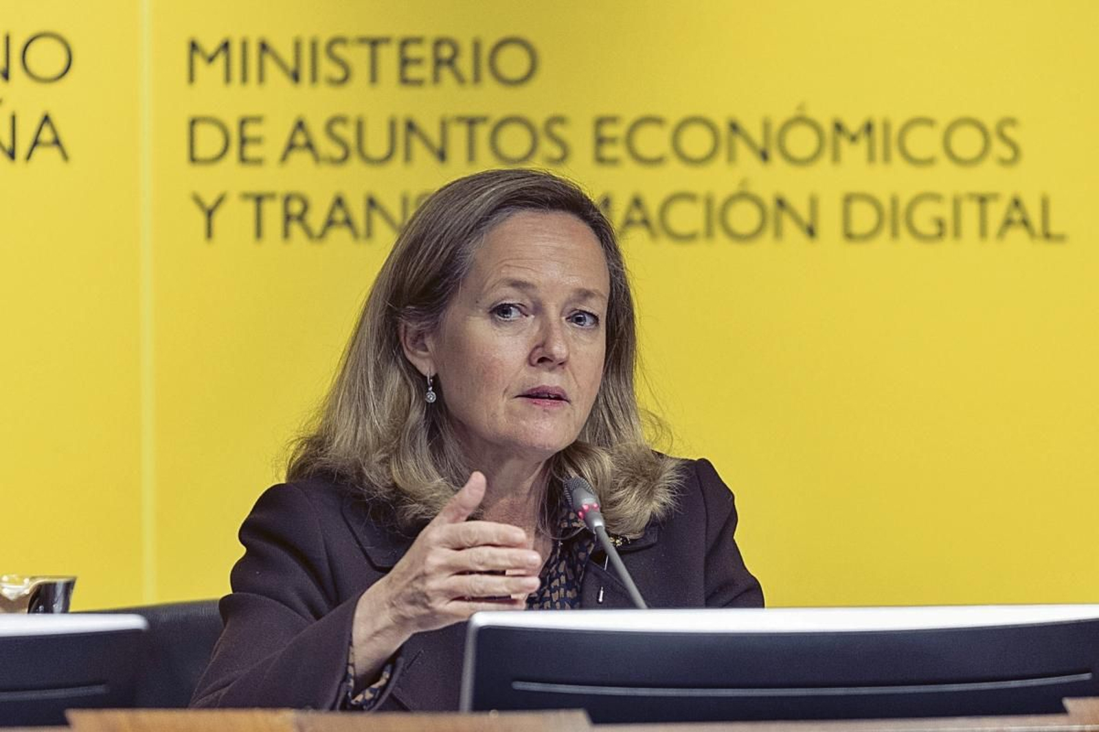 La vicepresidenta primera, Nadia Calviño, en la rueda de prensa tras la reunión de ministros de economía europeos.
